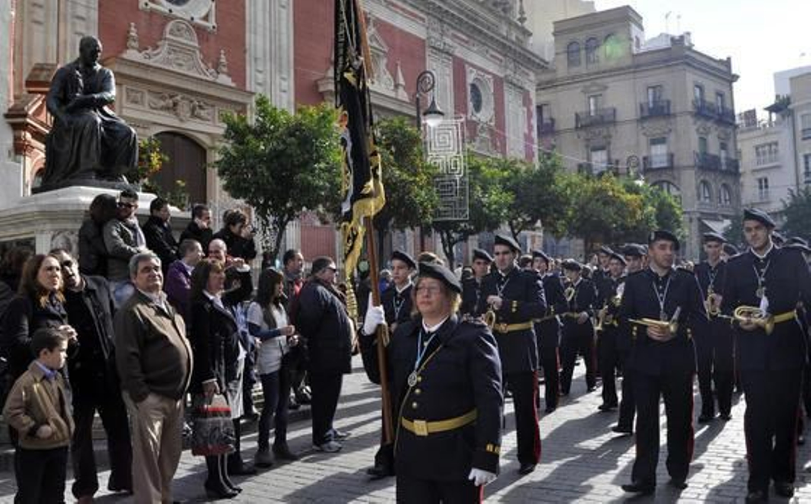 Setenta bandas procesionales de toda España desfilan por Sevilla. / Manuel Gómez