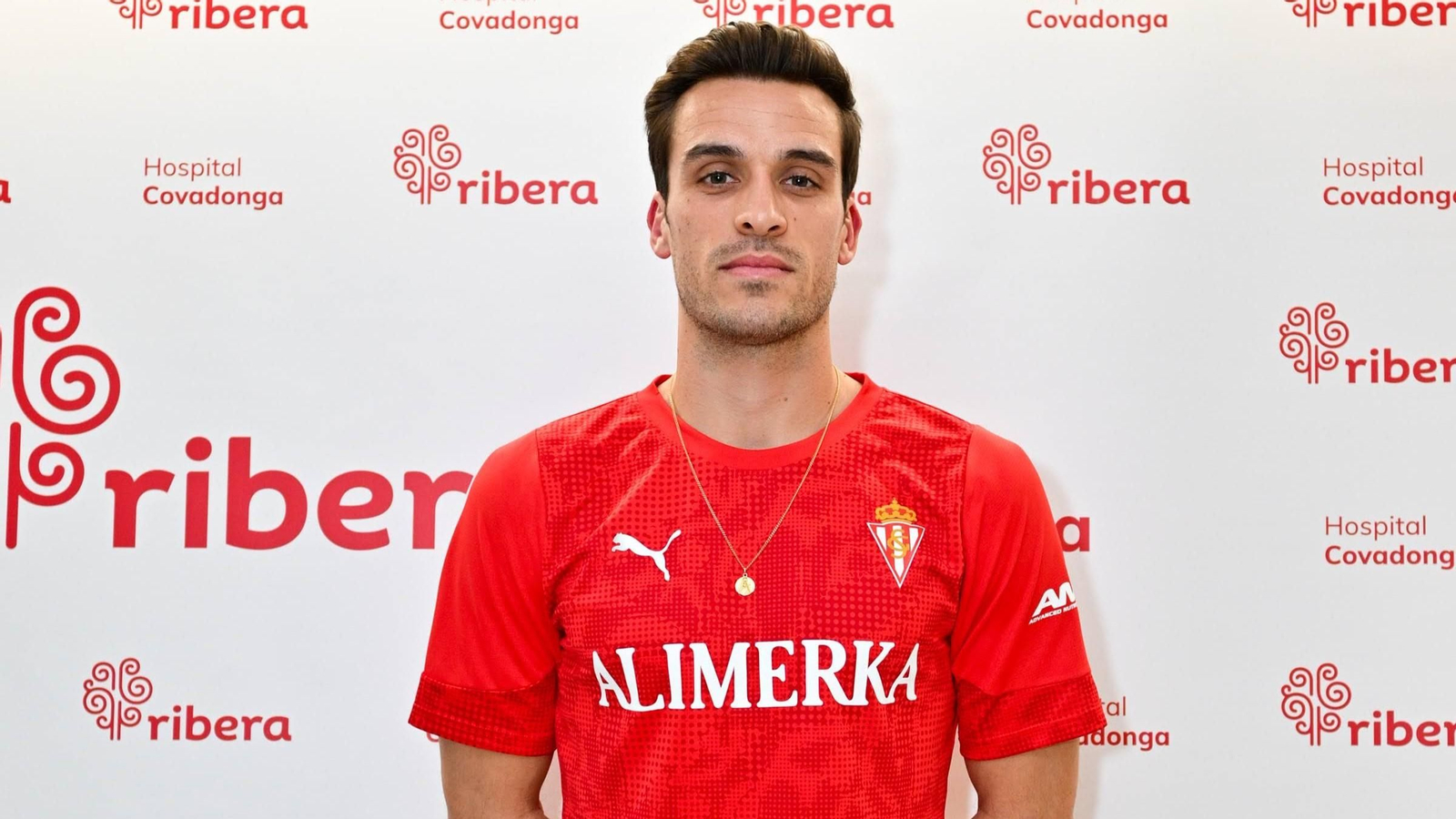 Brian Oliván posa con la camiseta de entrenamiento del Sporting de Gijón tras confirmarse su fichaje.