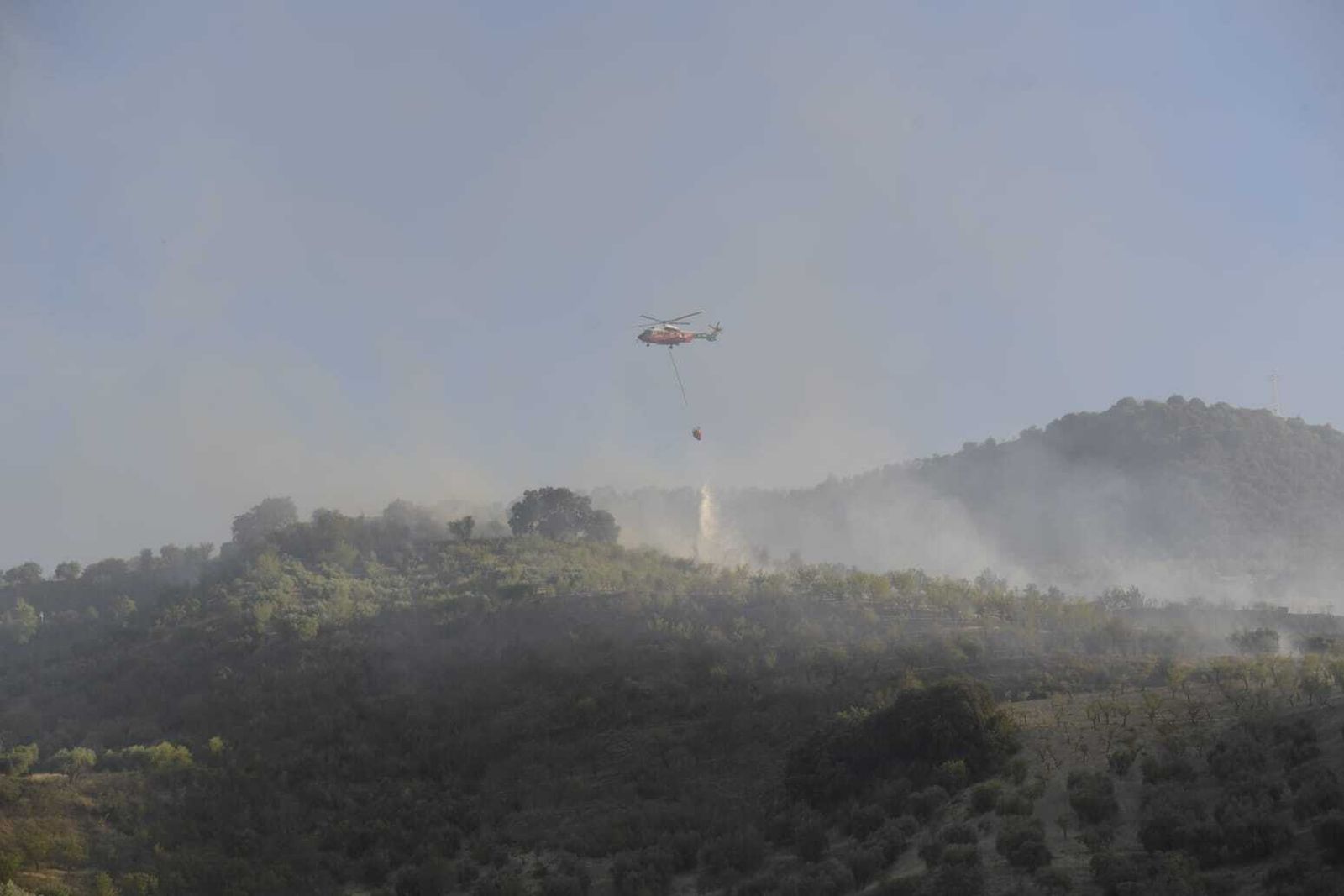 Así están siendo las labores de extinción del aparatoso incendio forestal de Pinos Genil