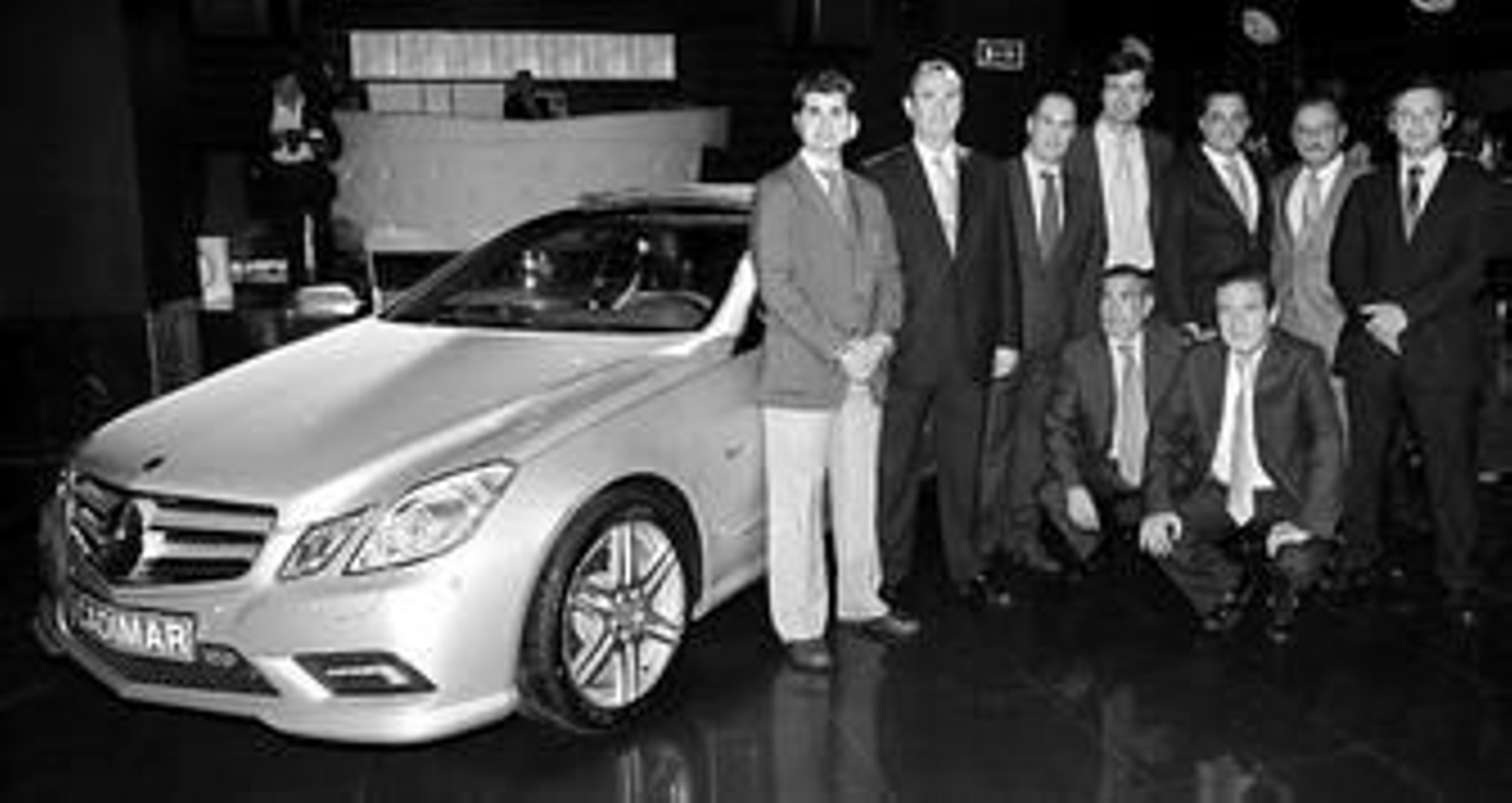 Los directivos y comerciales de Cadimar posan junto al nuevo modelo Mercedes Benz Clase E Coupé.