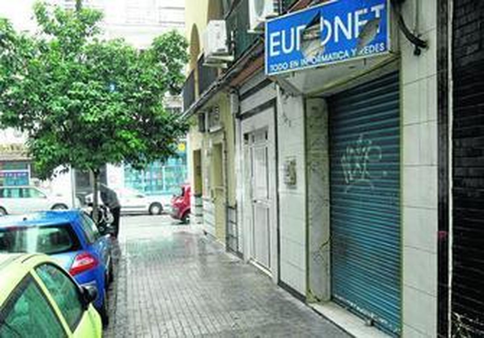 El cibercafé de Triana que el detenido regentaba, cerrado ayer por la mañana.