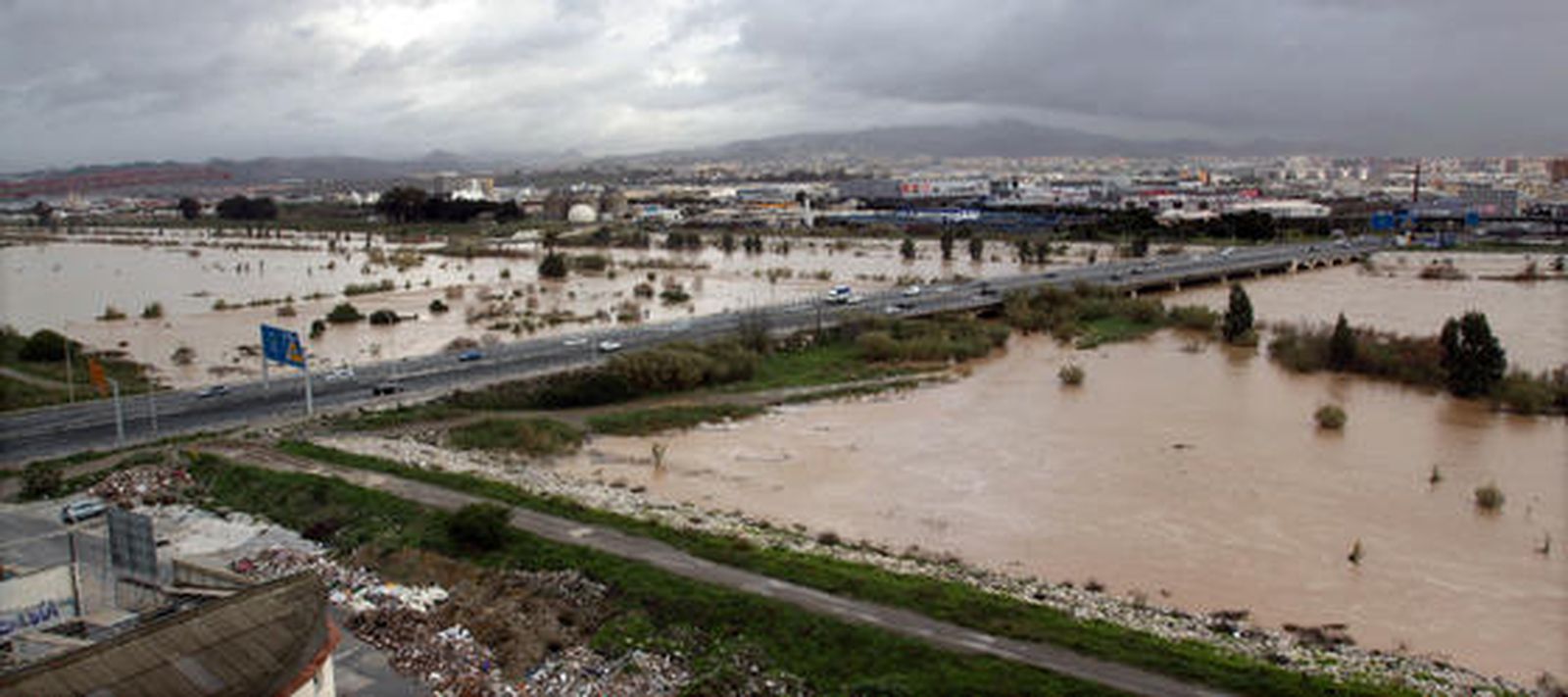 El río Guadalhorce, desbordado en Málaga.

Foto: Migue Fernández, Sergio Camacho, Agencias