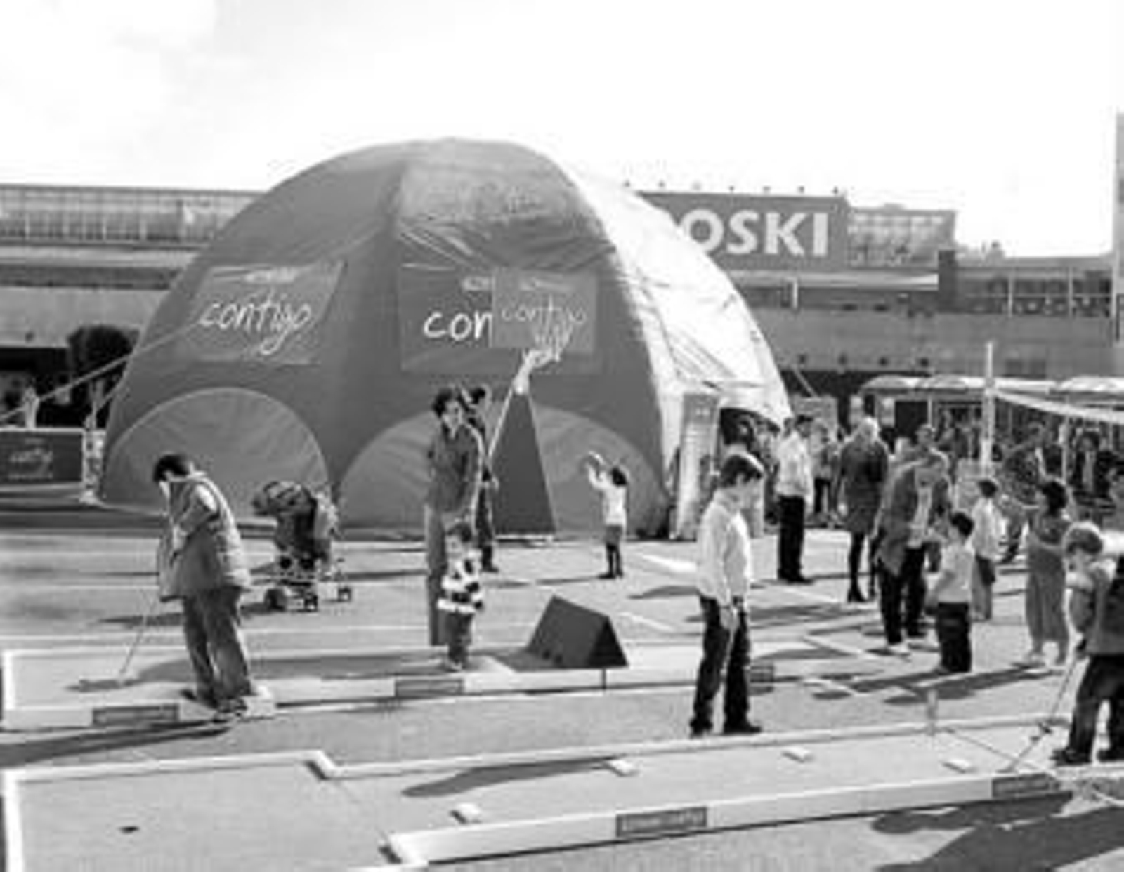 Los niños disfrutan de las actividades del 'Circuito del deporte'.