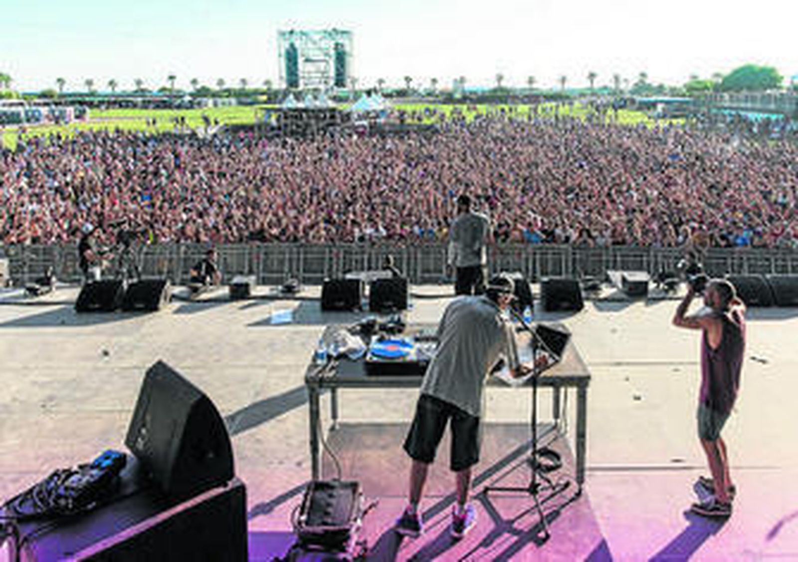 Un momento de los preparativos de la jornada de ayer sobre los escenarios de Costa Ballena.
