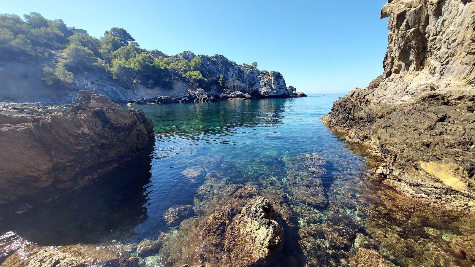 Los paisajes que deja los Acantilados de Maro-Cerro Gordo.