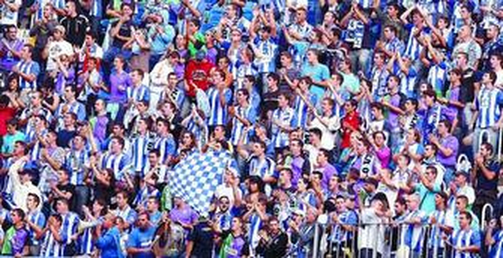 La afición del Málaga anima durante un partido de la presente temporada.