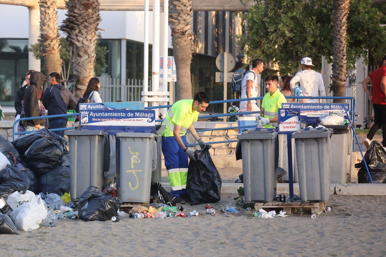 La 'resaca' de la Noche de San Juan en la playa de Huelin en Málaga La 'resaca' de la Noche de San Juan en la playa de Huelin en Málaga