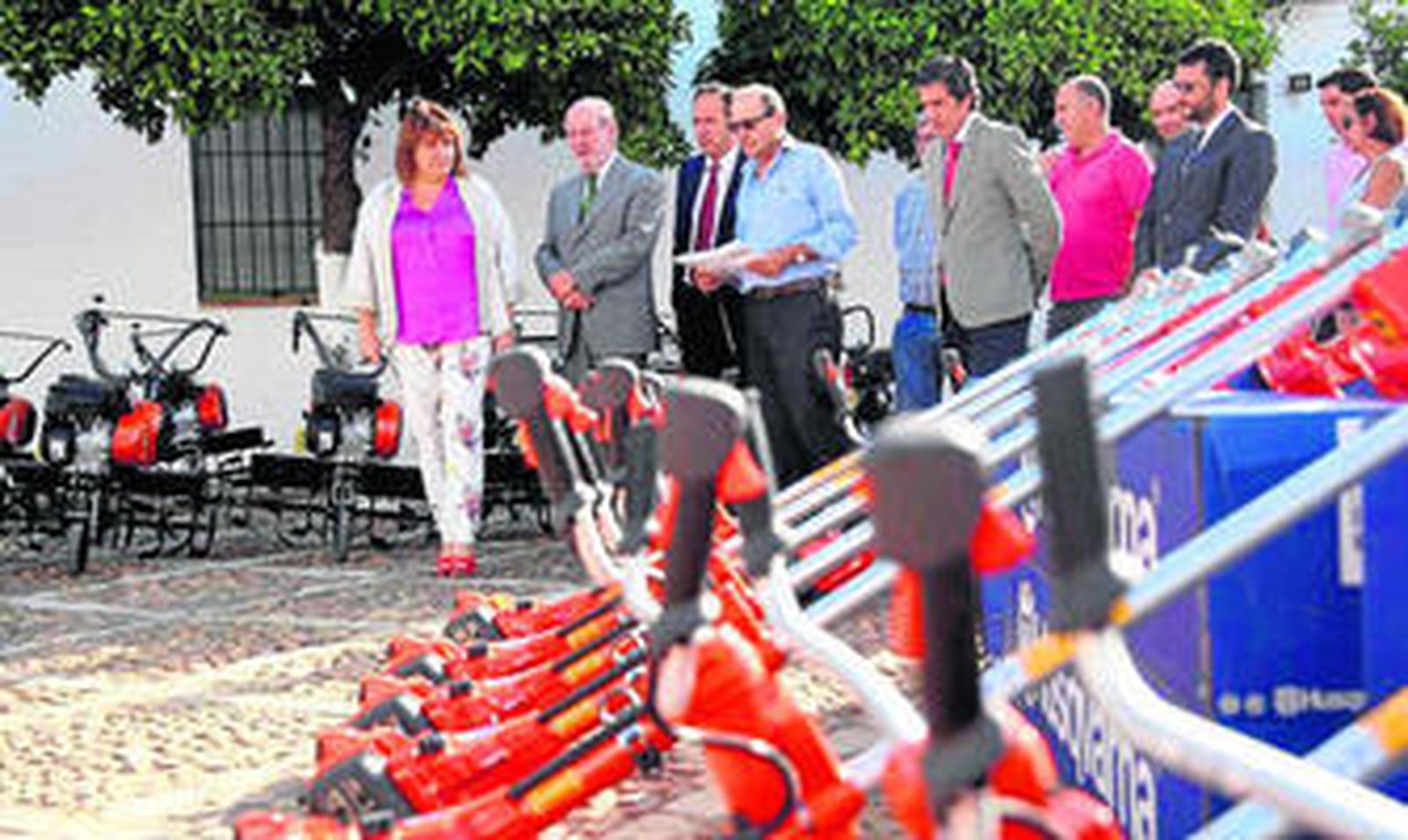 El presidente Villalobos junto a varios alcaldes de los ayuntamientos que recibieron ayer el nuevo material de jardinería.