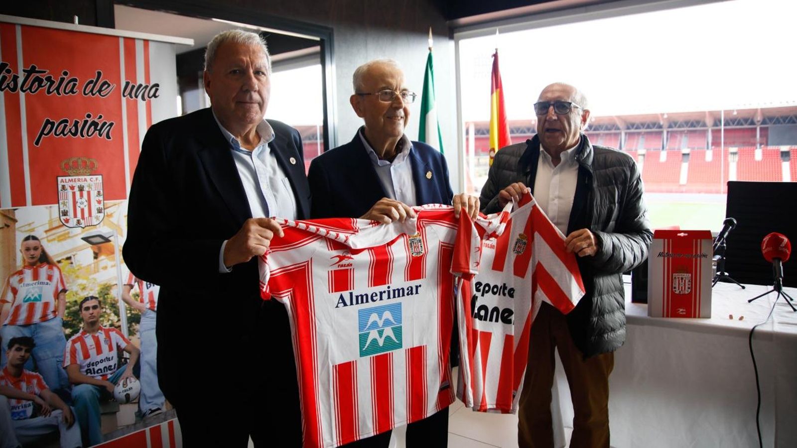 Manolo García, Guillermo Blanes y Sebastián Moyano, presentes en este acto.