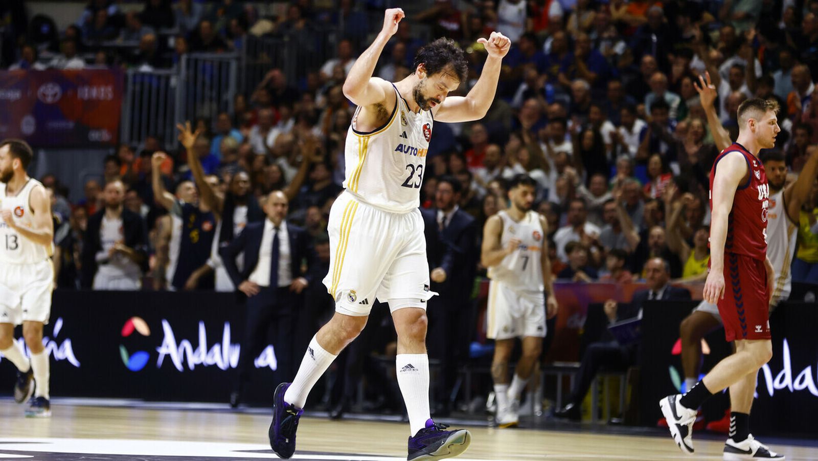 Sergio Llull celebra un triple.