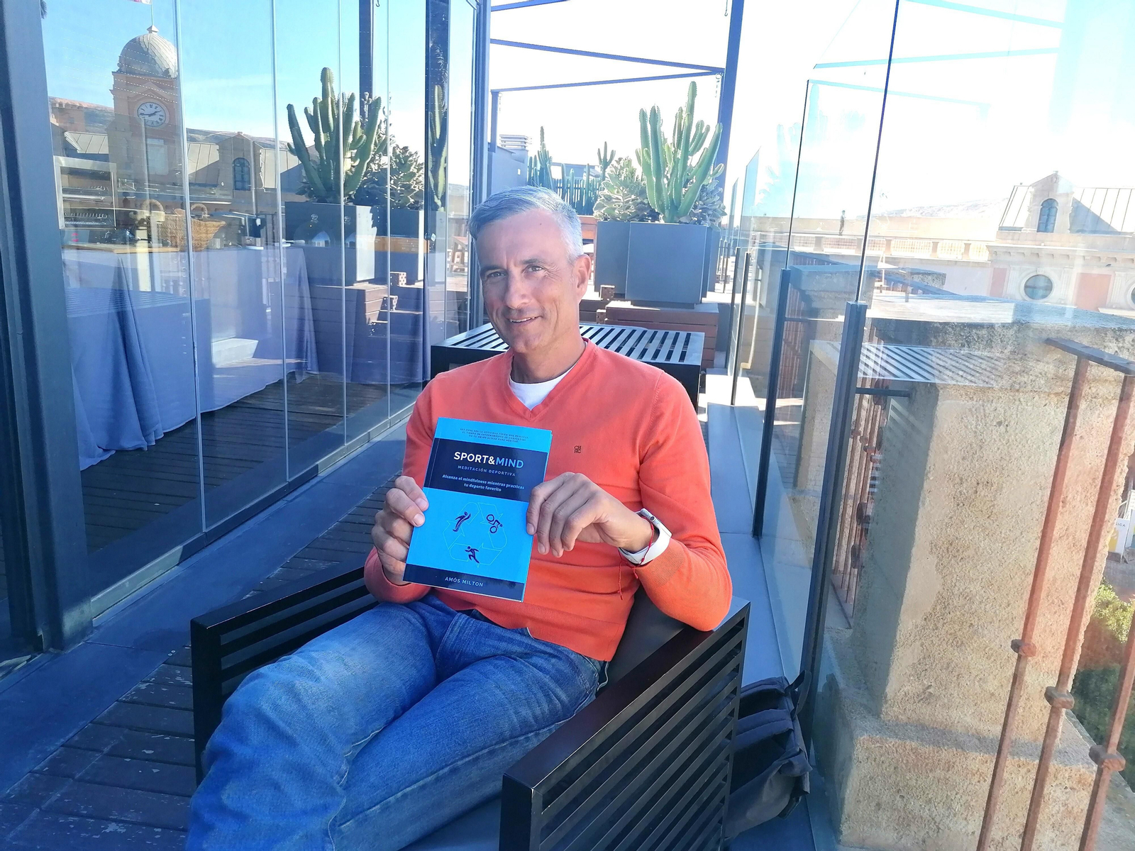 Amós Milton pasó un tiempo en la India haciendo meditación antes de escribir el libro.