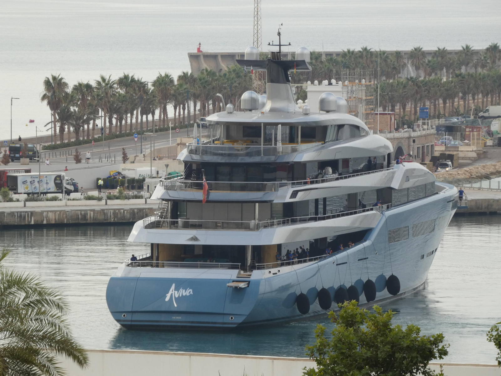 El superyate 'Aviva' realiza la maniobra de atraque en el puerto de Málaga.
