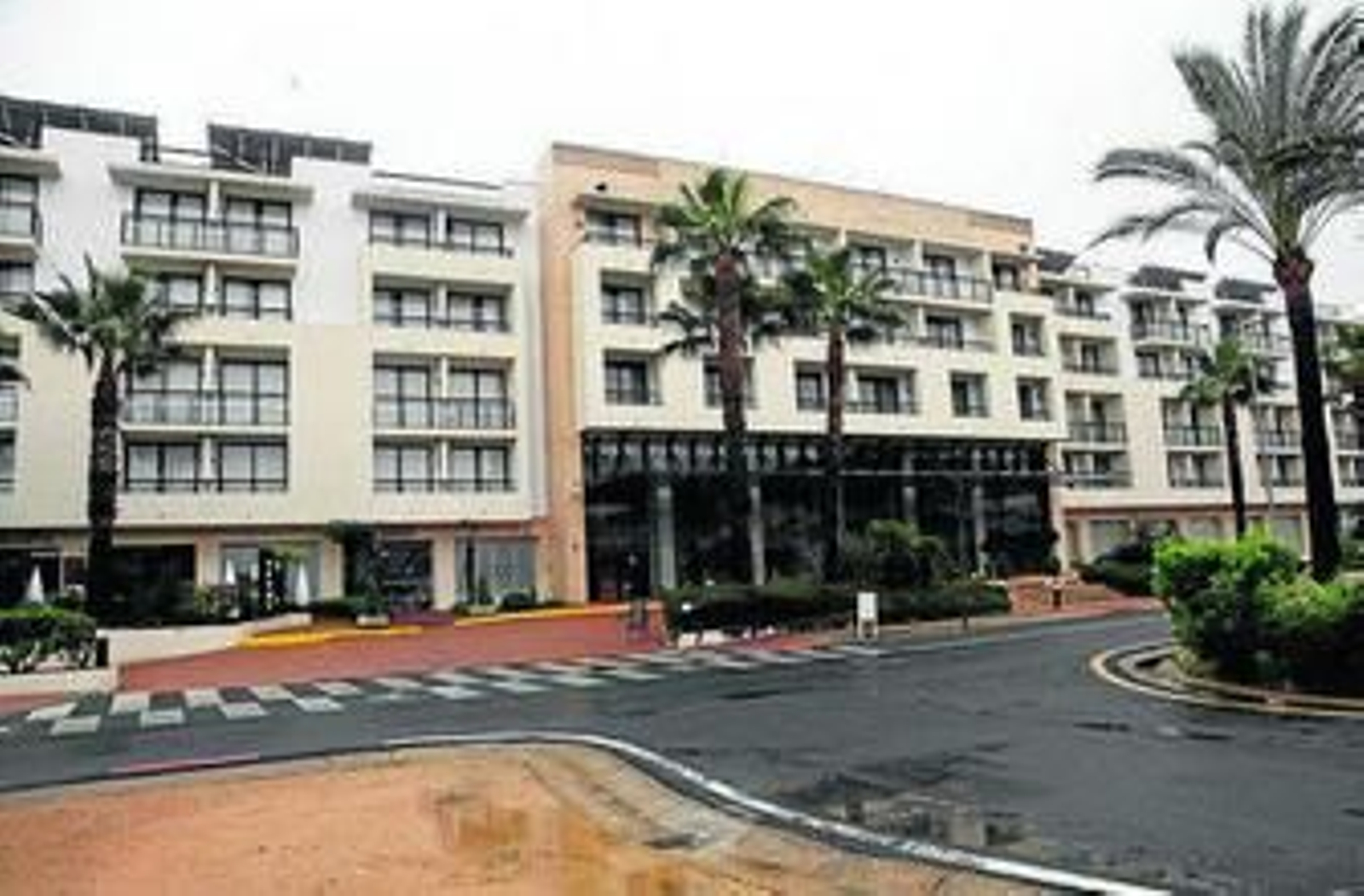 El hotel Oasis de Islantilla, cerrado a cal y canto.