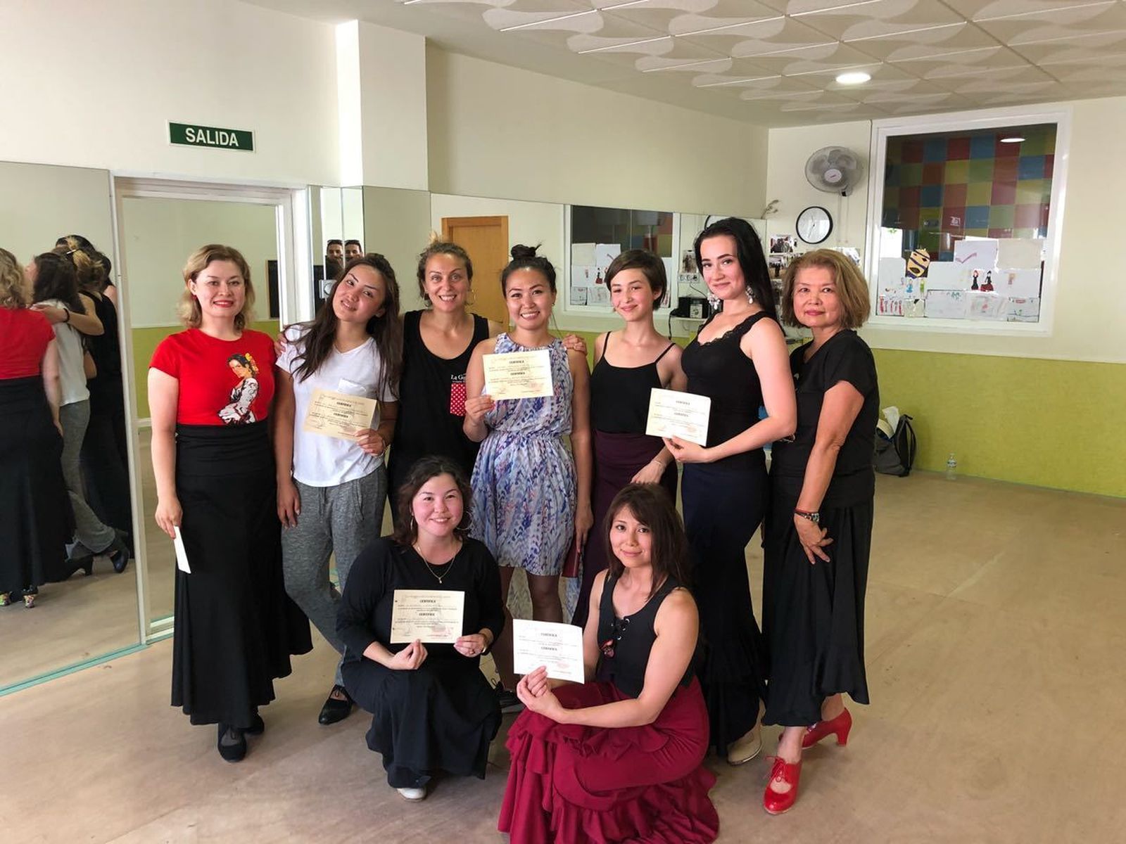 Mayte Beltrán con las ocho mujeres de Kazajistán en El Jaleo.
