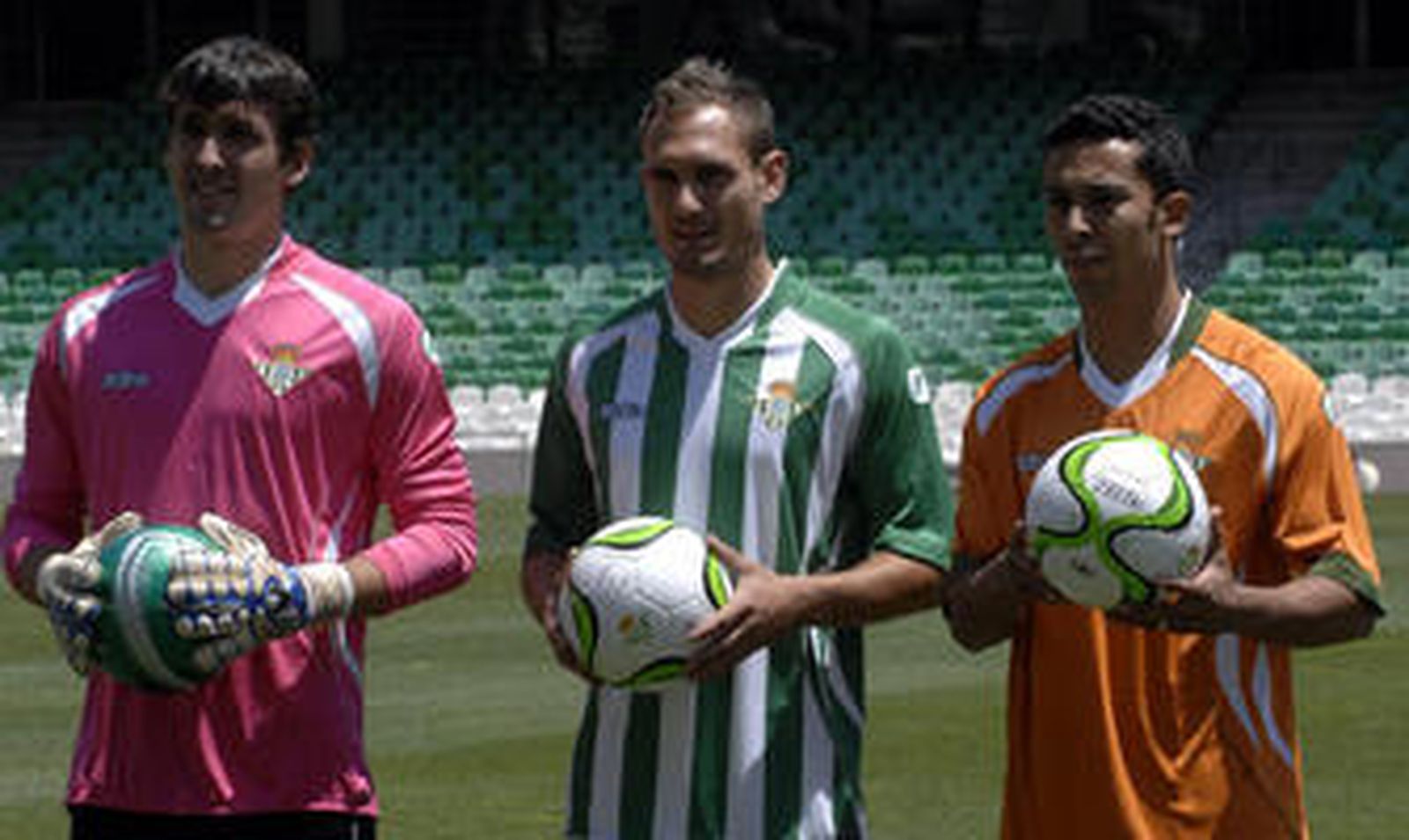 Los tres nuevos refuerzos del Betis, durante su presentación de ayer ante los medios de comunicación.