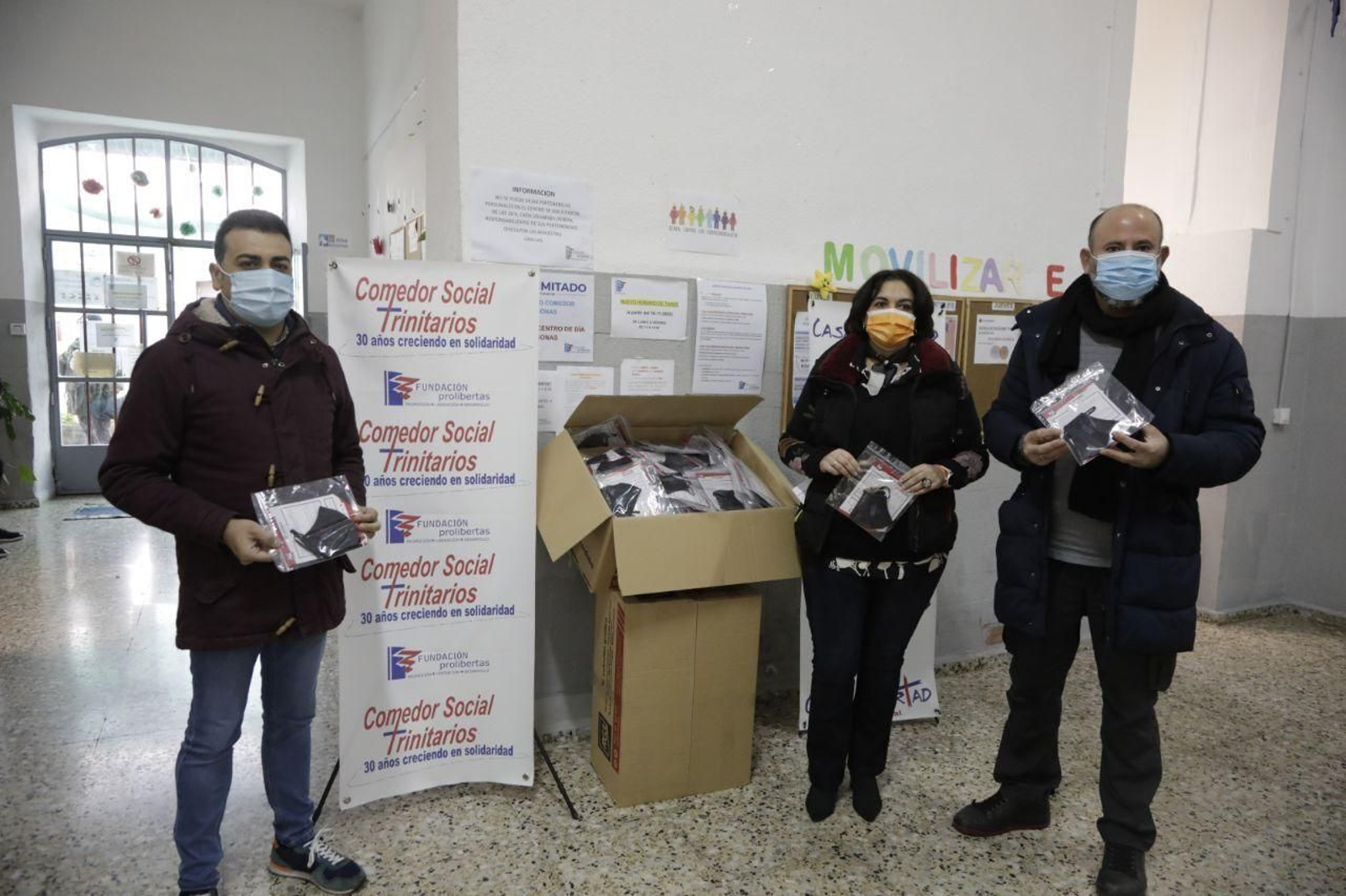 Eva Timoteo y Eduardo García muestran las mascarillas.