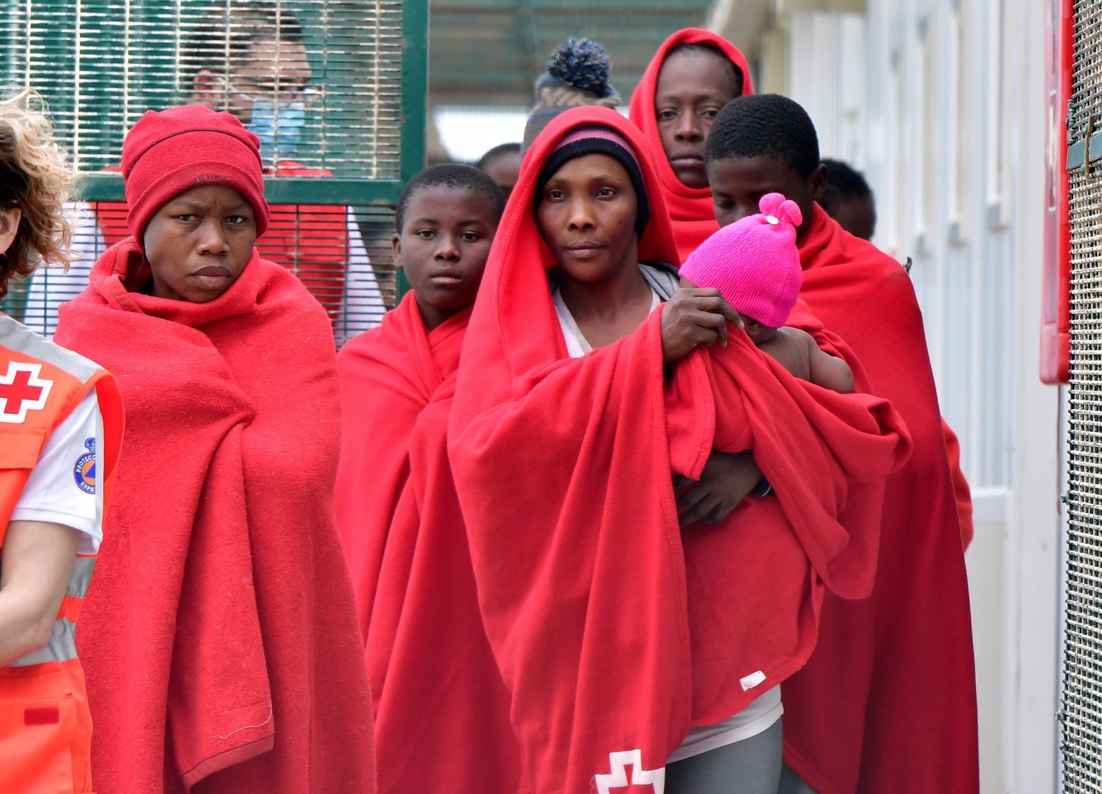 Llegan al puerto de Almería 79 inmigrantes rescatados cerca de la isla de Alborán