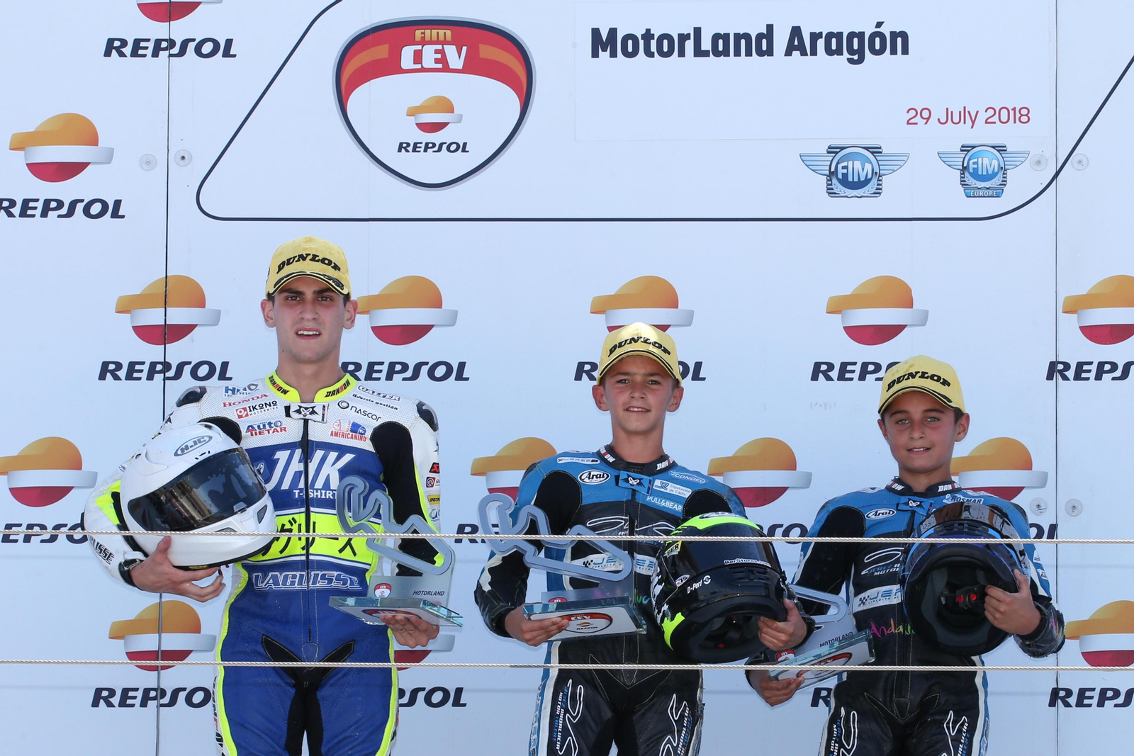 David Muñoz, en el centro del podio tras vencer la segunda carrera junto con su compañero, Dani Muñoz, tercero.