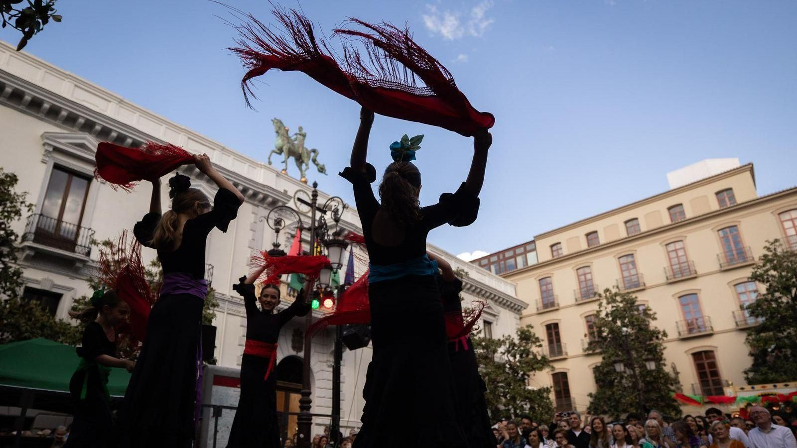 Espectáculo flamenco en el Día de la Cruz de Granada