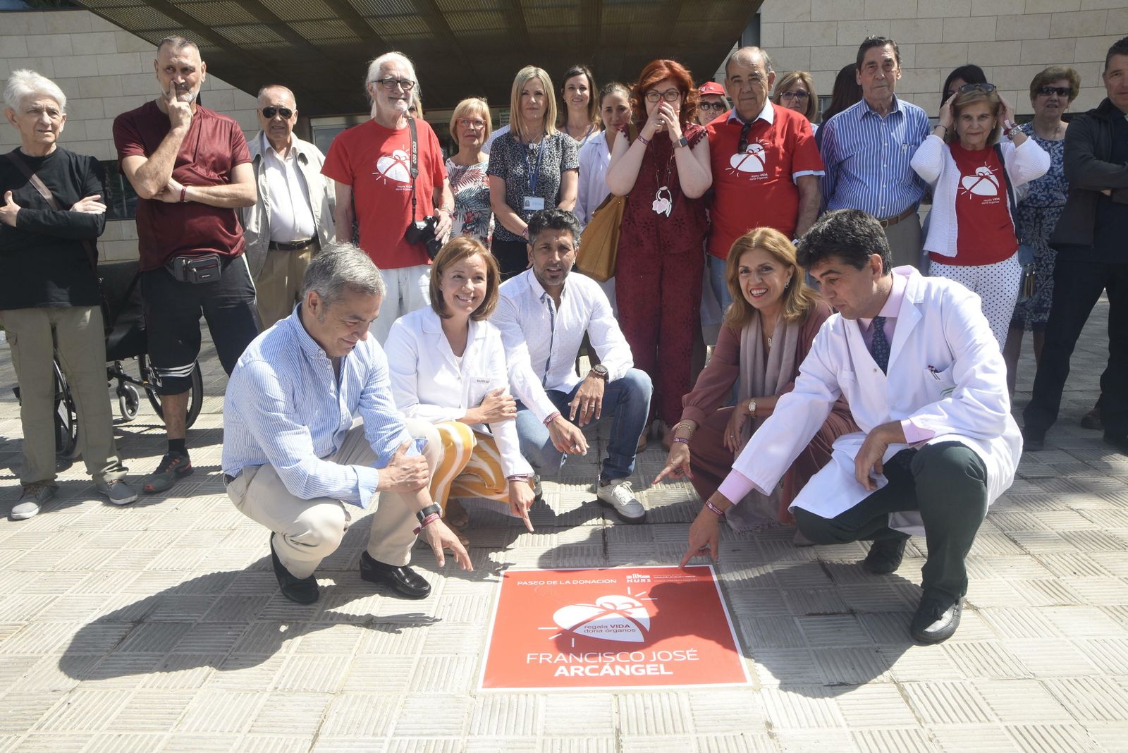 Arcángel, médicos y pacientes trasplantados posan junto a la primera baldosa del Paseo de la Donación.
