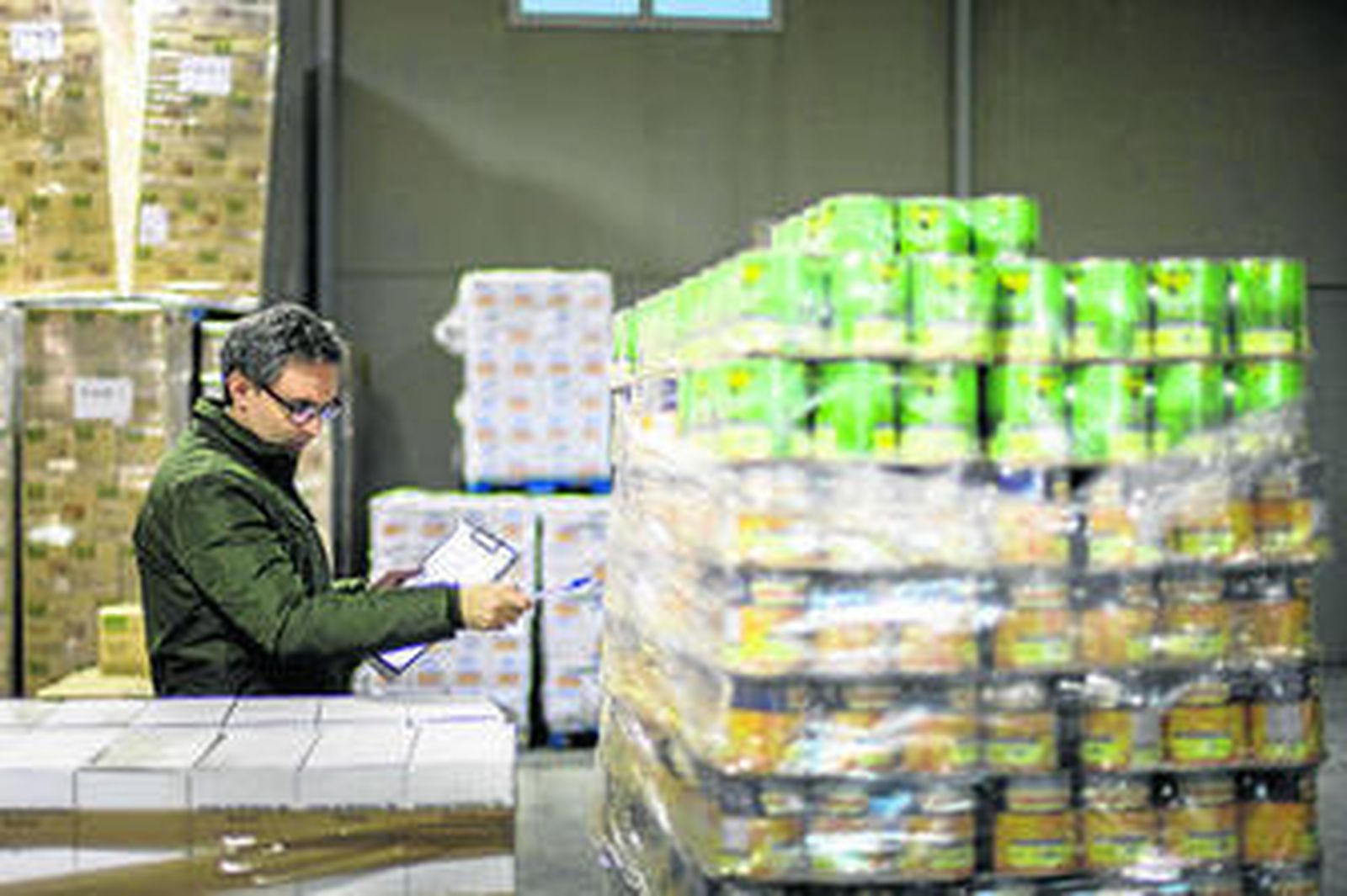 Un trabajador, revisando el inventario del Banco de Alimentos.