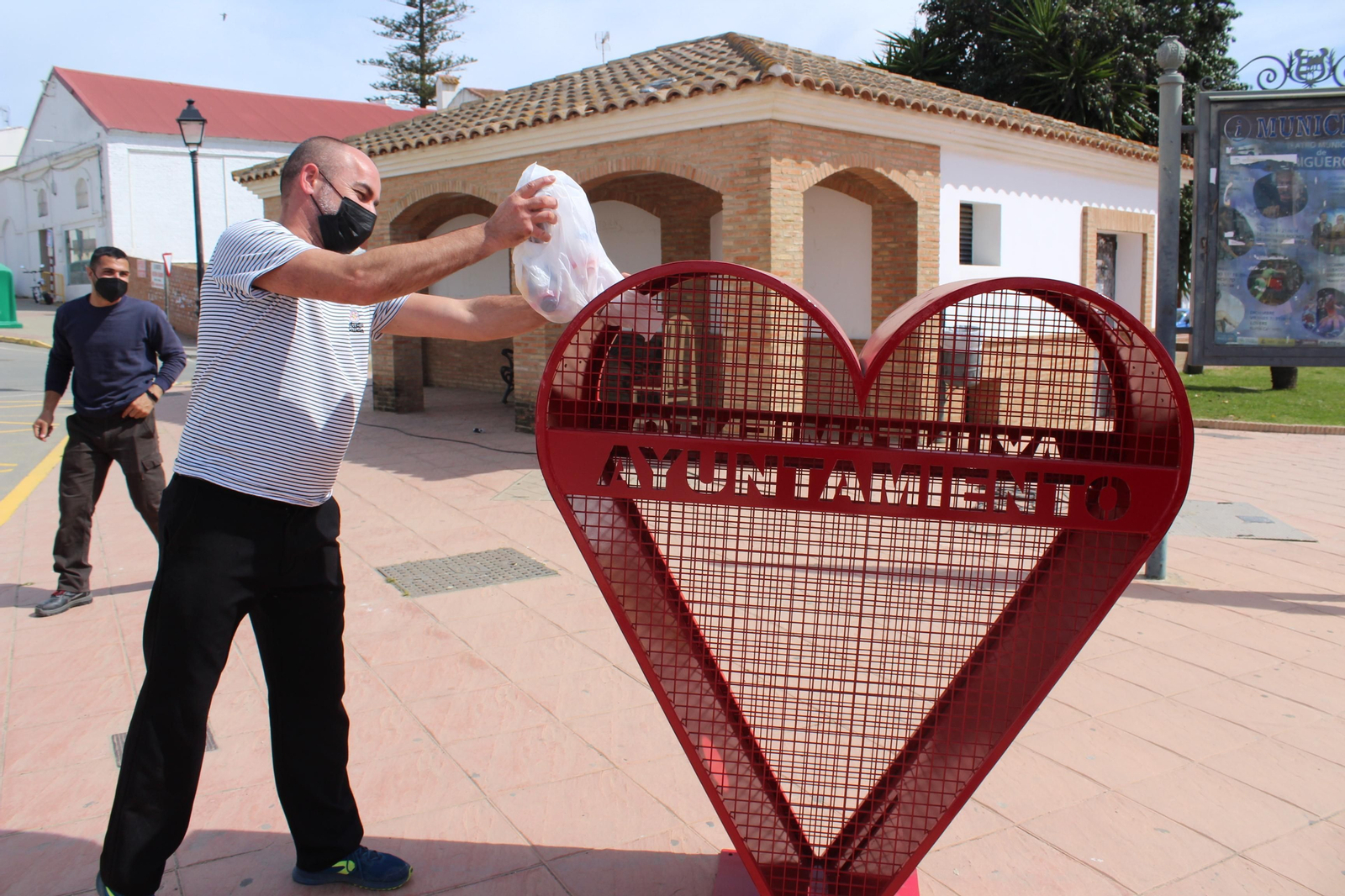 Inauguración del contenedor de tapones solidarios.