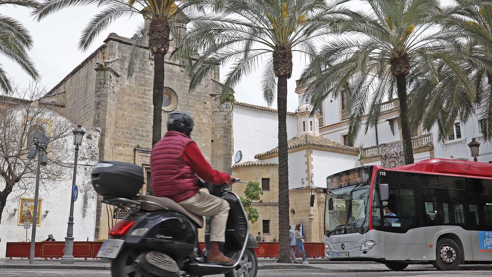 Un autobús urbano circulando por la calle Larga.