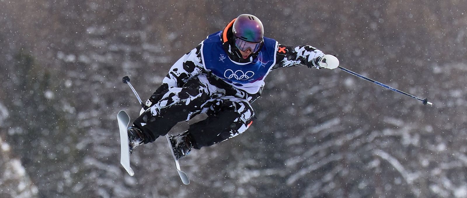 El francés Vincent Maharavo vuela en el esquí estilo libre.