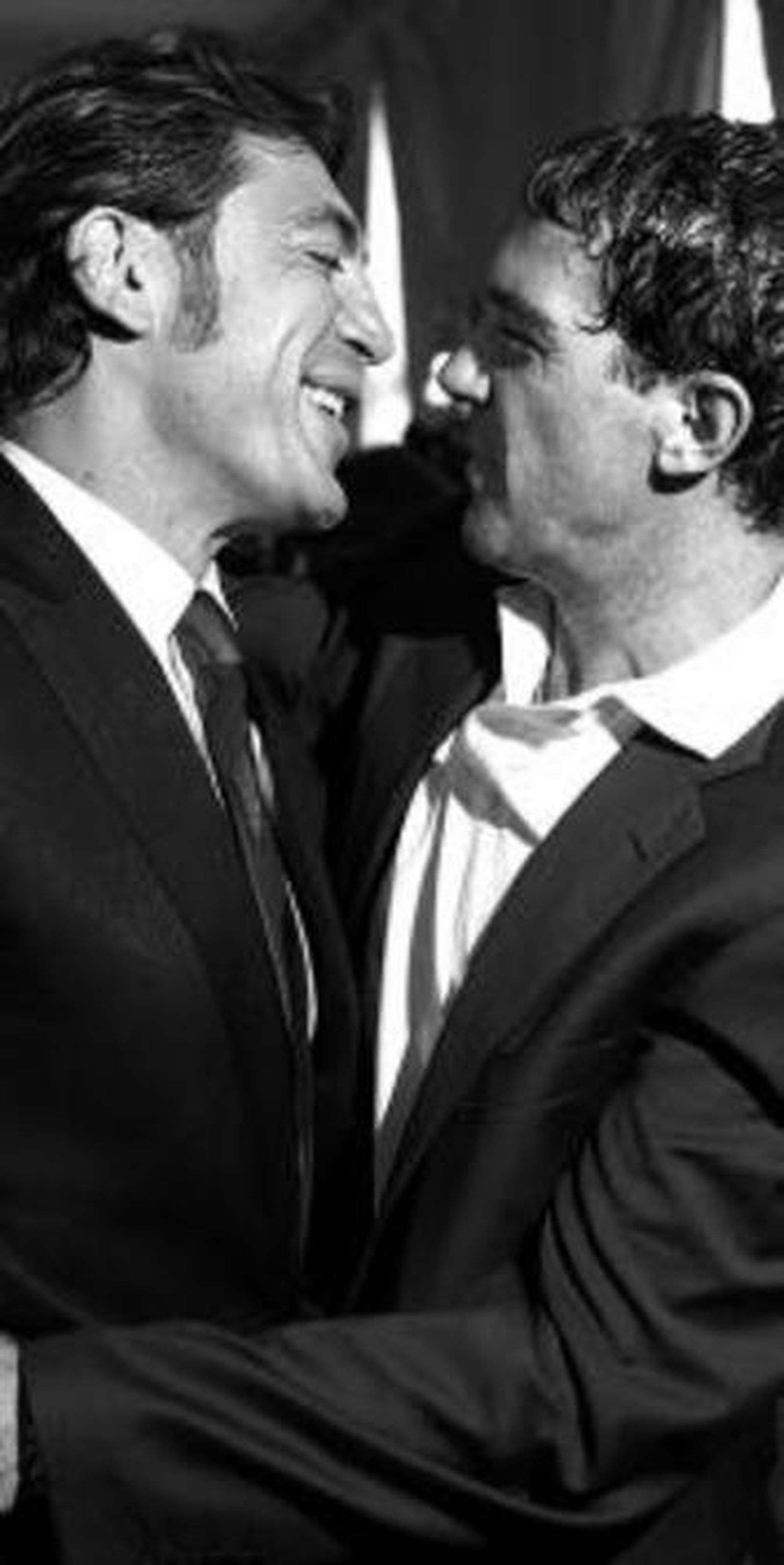 Bardem y Banderas, abrazados.