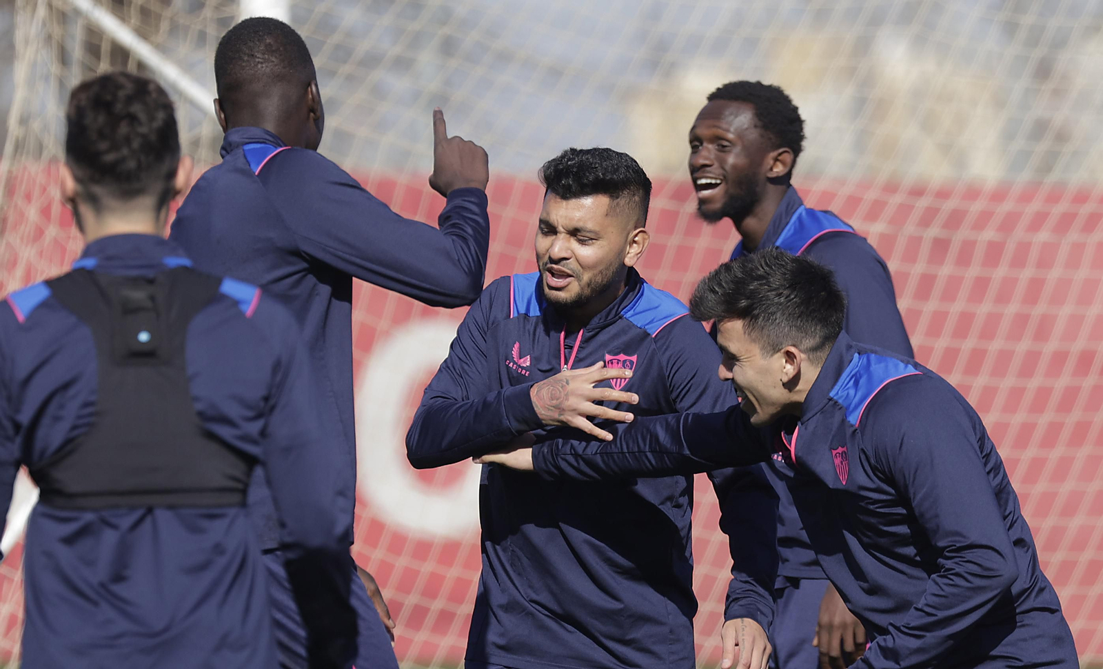 Tecatito Corona bromea entre Pape Gueye, Acuña y Nianzou, de muy buen humor.