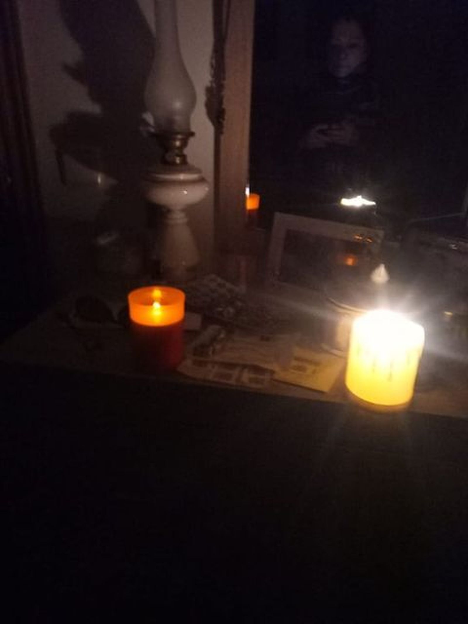 Velas en una de las casas afectadas por cortes de luz