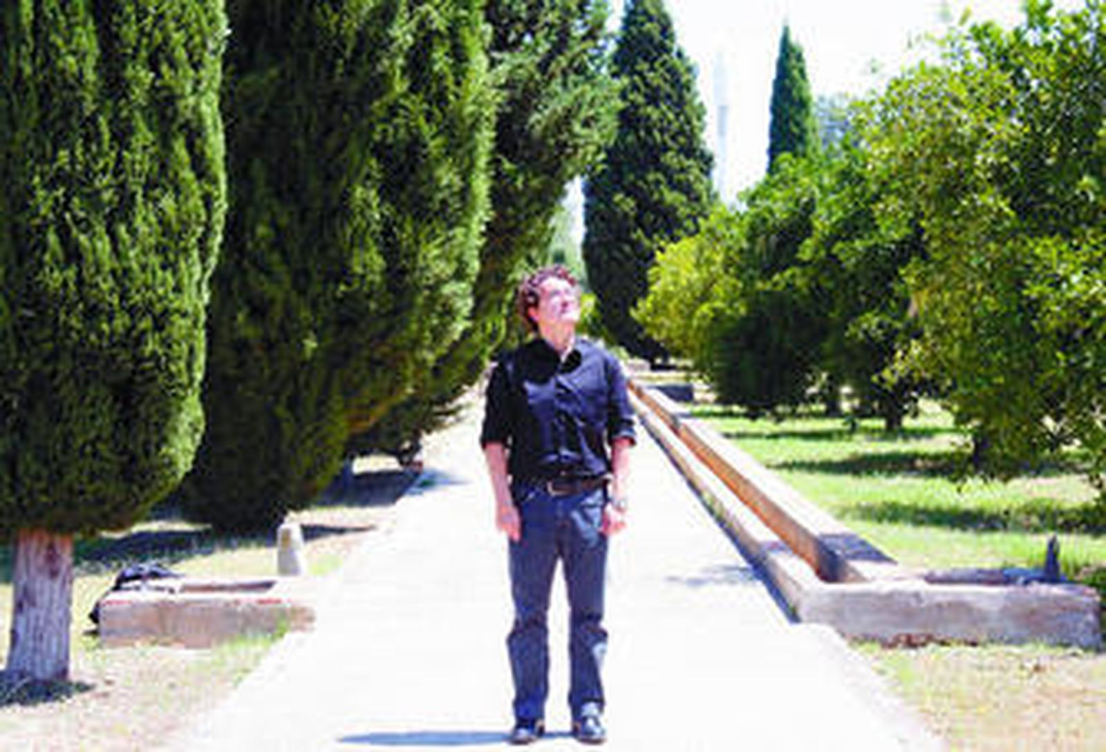 Jesús Palomino en el rincón de la huerta del CAAC que acogerá su instalación sonora.