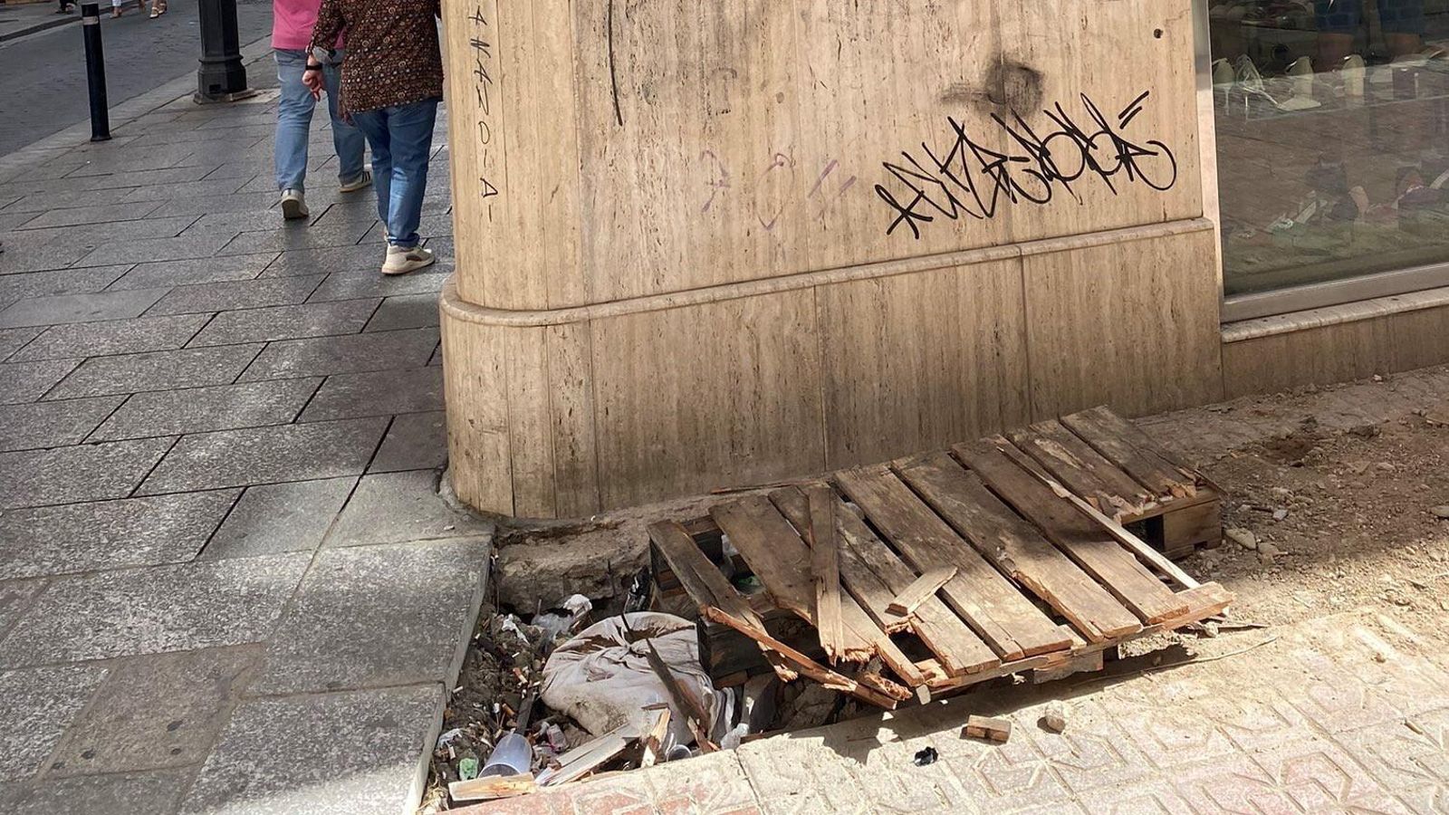 Basura y escombros en la esquina con la calle Concepción.