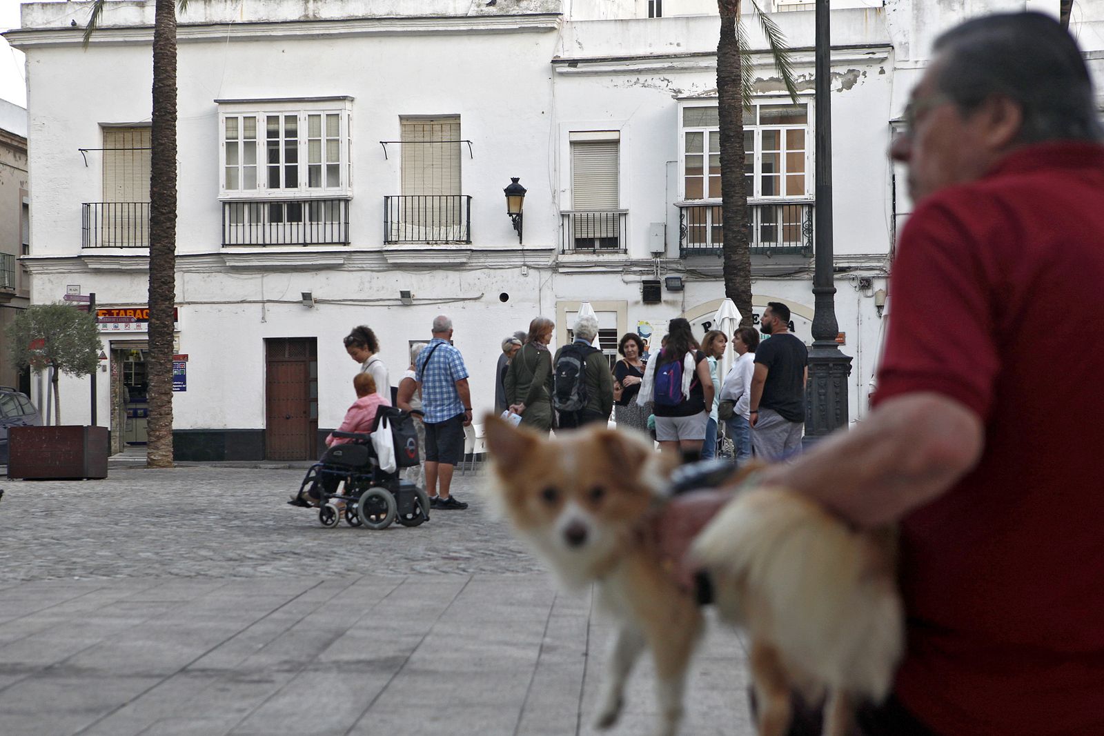 Frontal de las fincas de la plaza de Fragela donde se ubican los negocios que pueden cerrarse si el Obispado no les renueva el alquiler.