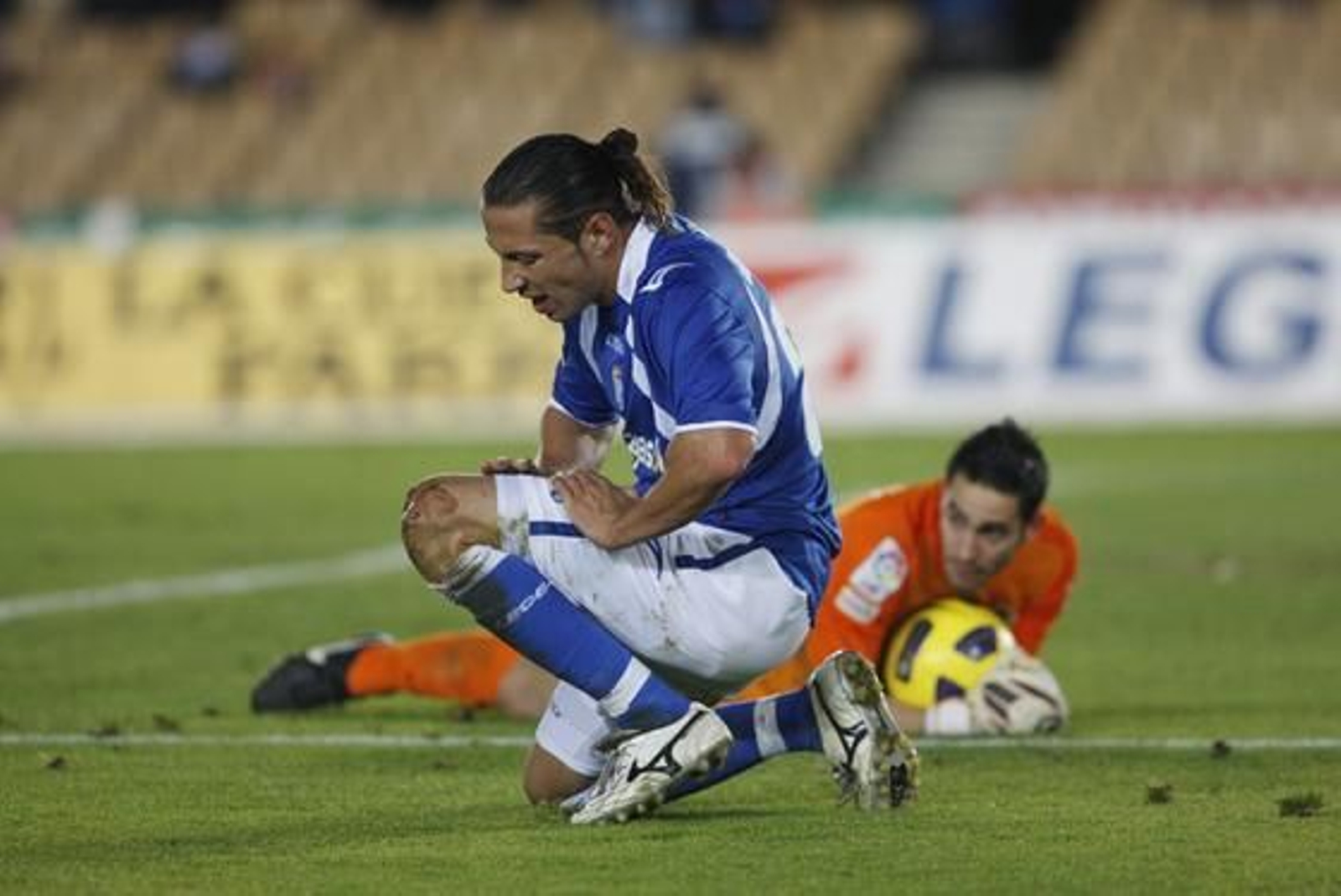 José Mari se levanta tras intentar un remate. 

Foto: Juan Carlos Toro