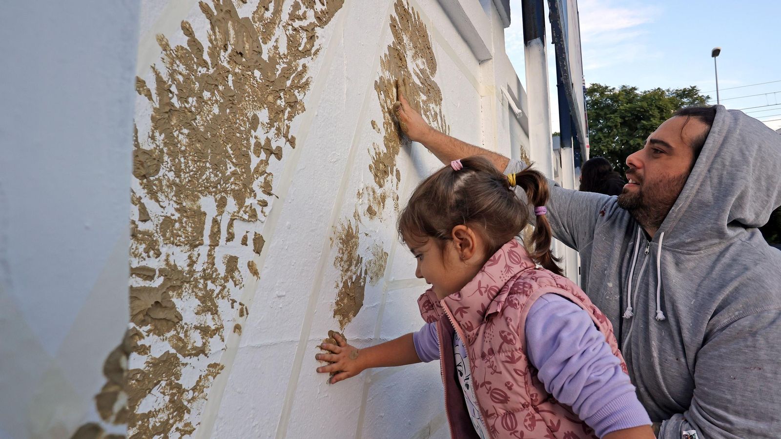 Imágenes del grafiti 'Valentía' en homenaje a las víctimas de la DANA