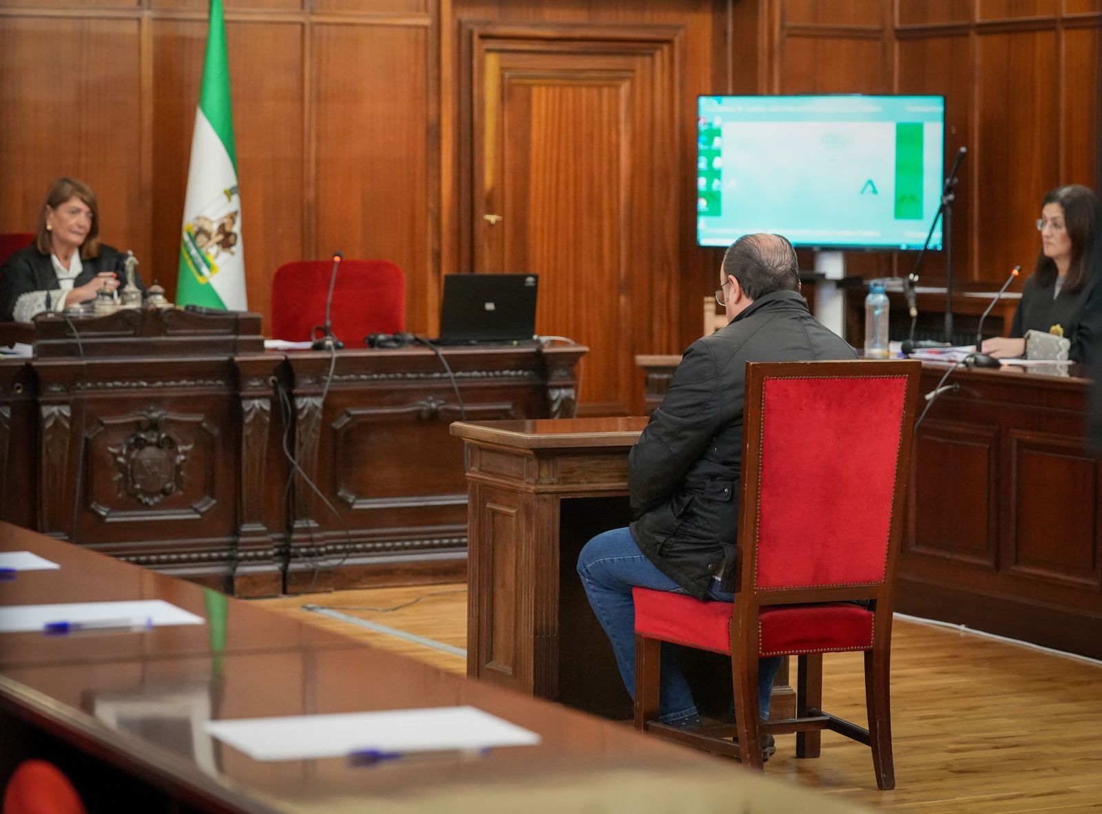 José Francisco P.R., sentado frente a la magistrada que disolvió el jurado y que ahora dictará sentencia. Ala derecha, la fiscal del caso.