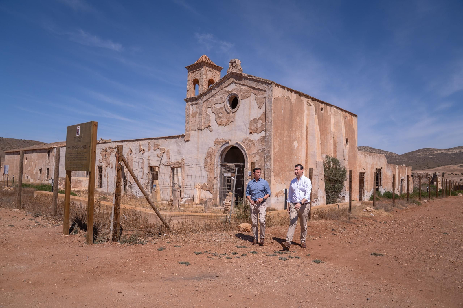 Javier A. García, presidente de la Diputación junto al alcalde de Níjar, José Francisco Garrido en el Cortijo del Fraile.