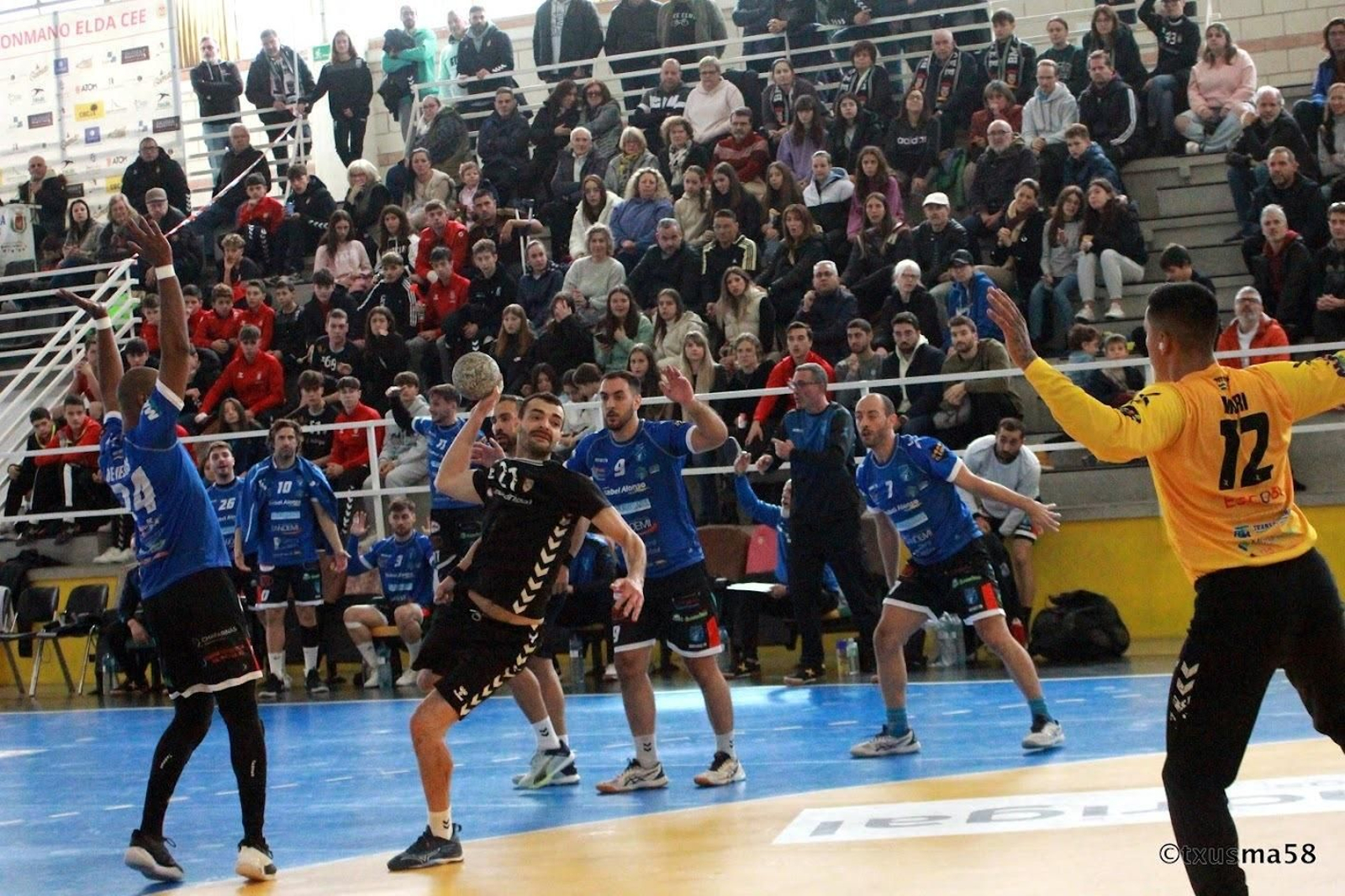 Un jugador del conjunto eldense ejecuta un tiro durante el encuentro frente a los canterano-sureños.