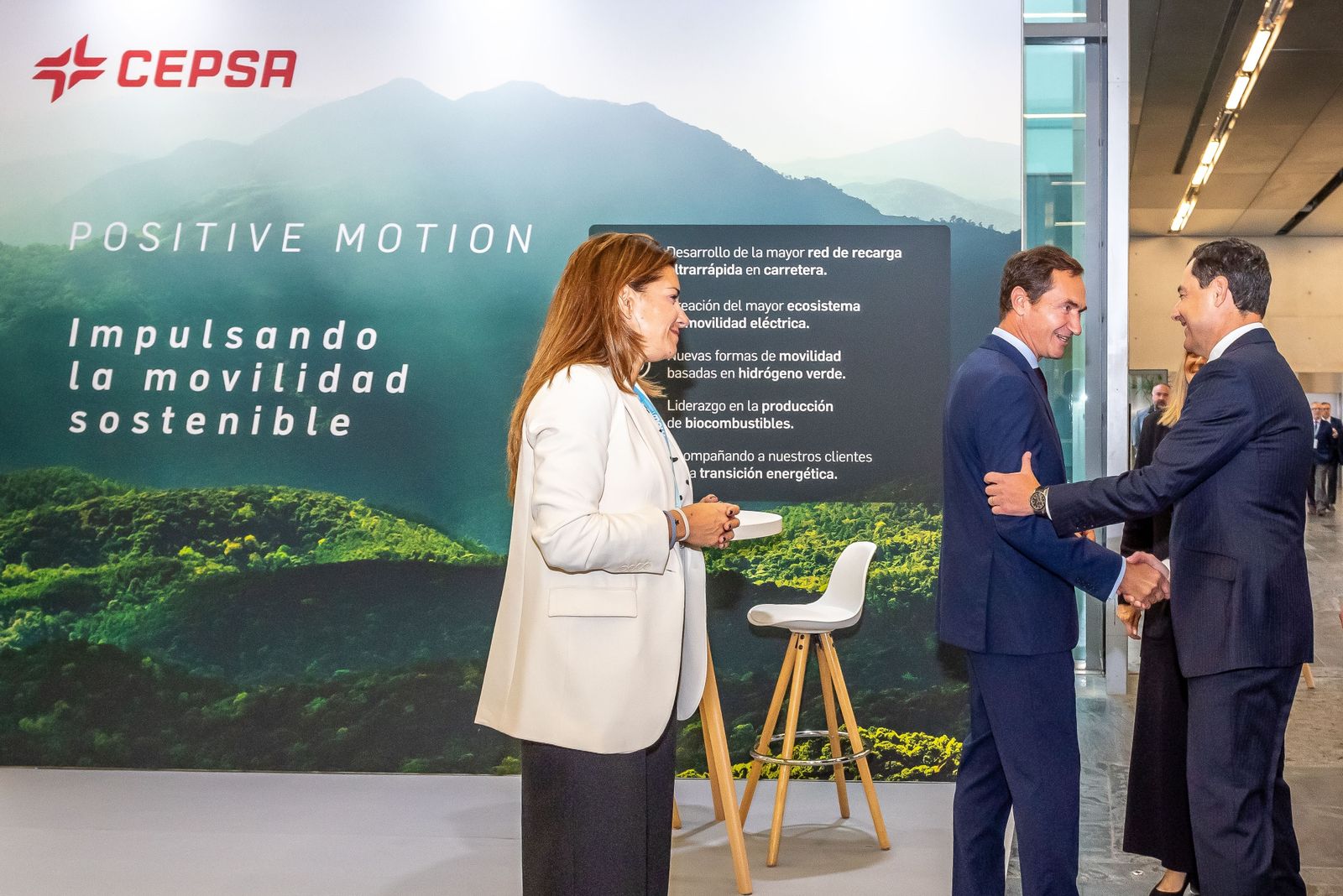 El presidente de la Junta, Juan Manuel Moreno, saluda a Pierre-Yves Sachet, director de Mobility & New Commerce de Cepsa