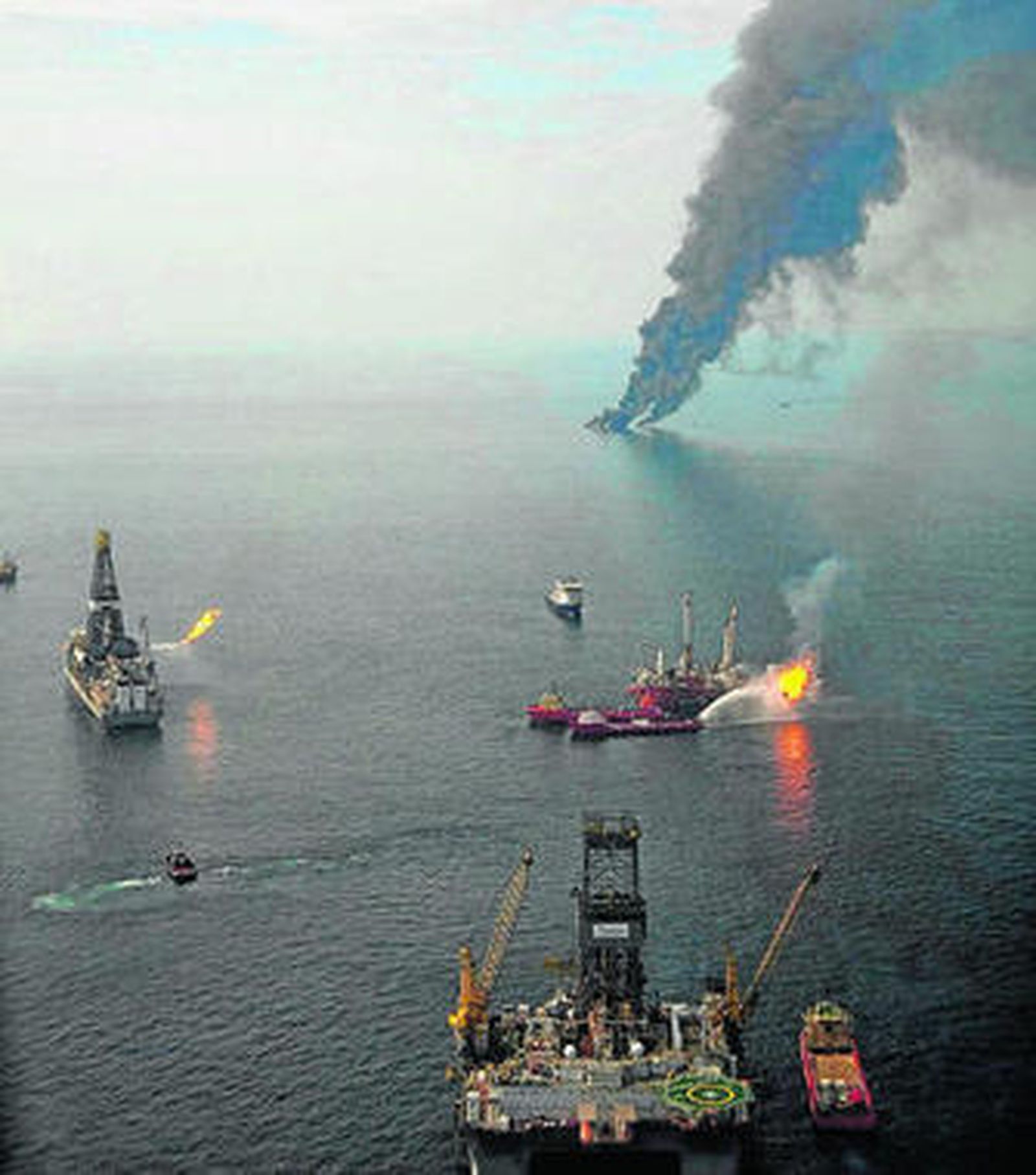 Varios barcos ayudan en las labores de contención del vertido de crudo en el Golfo de México.