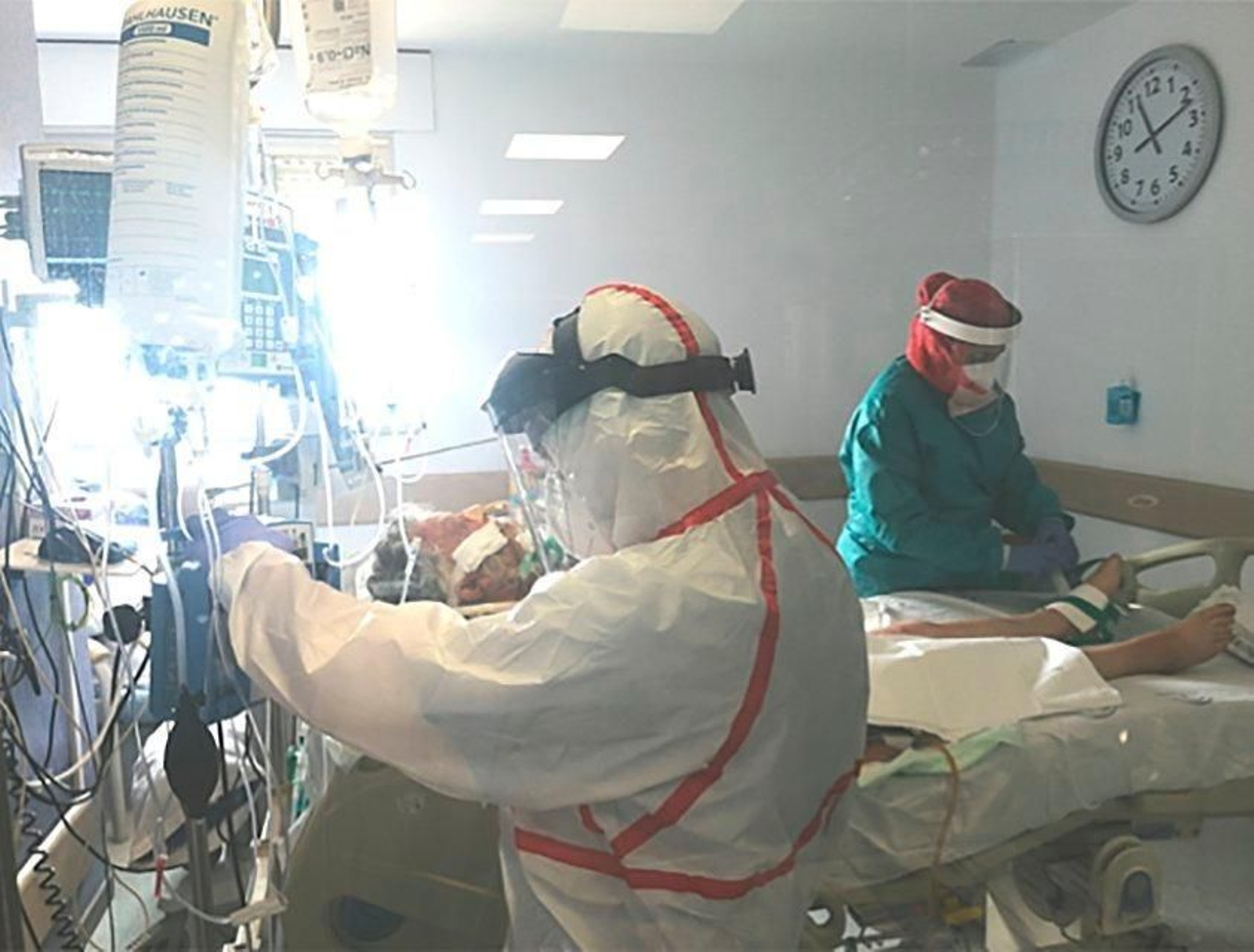 Interior de la UCI del Hospital Universitario Torrecárdenas donde los profesionales atienden a un paciente infectado con coronavirus que ha tenido que ser intubado para que una máquina le ayude a respirar.