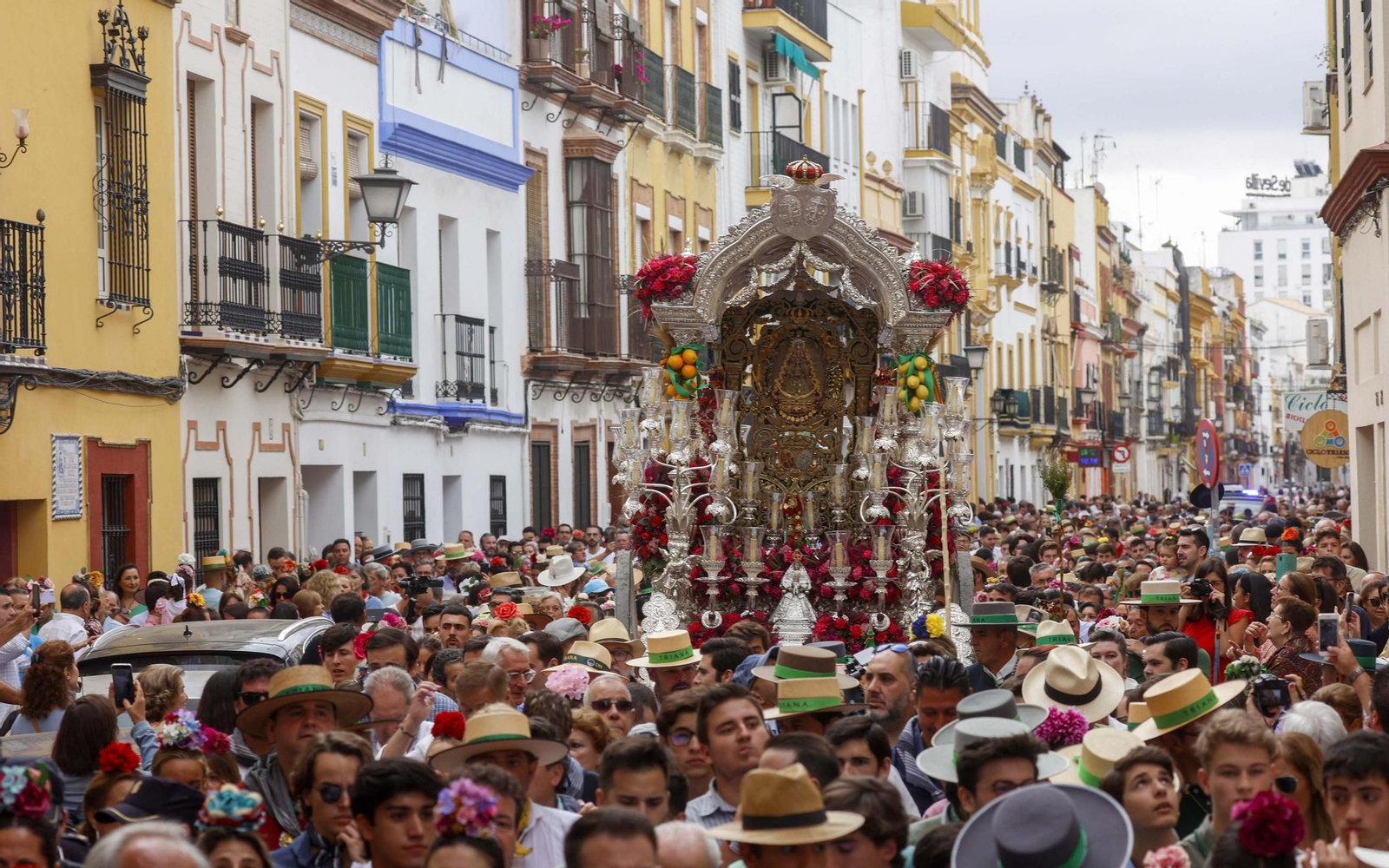 La Hermandad del Rocío de Triana por la calle Pureza.