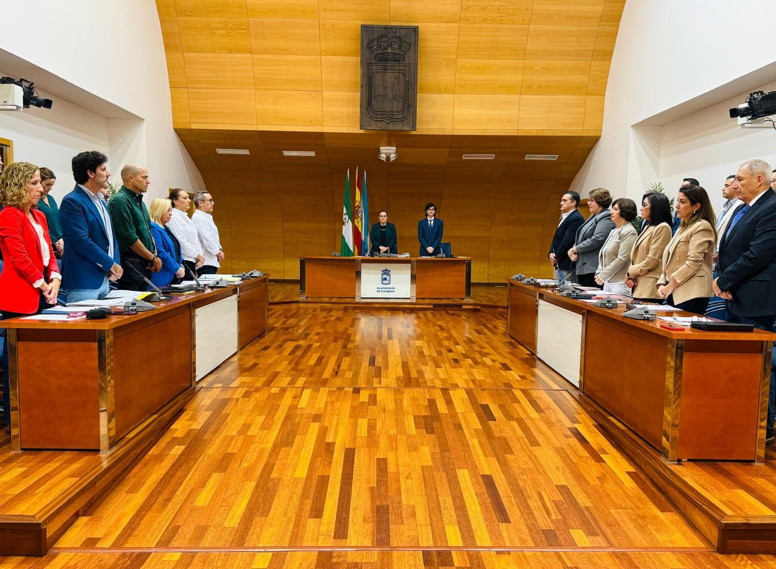 La Corporación municipal guarda un minuto de silencio por las vícitimas de la Dana al inicio de la sesión plenaria.
