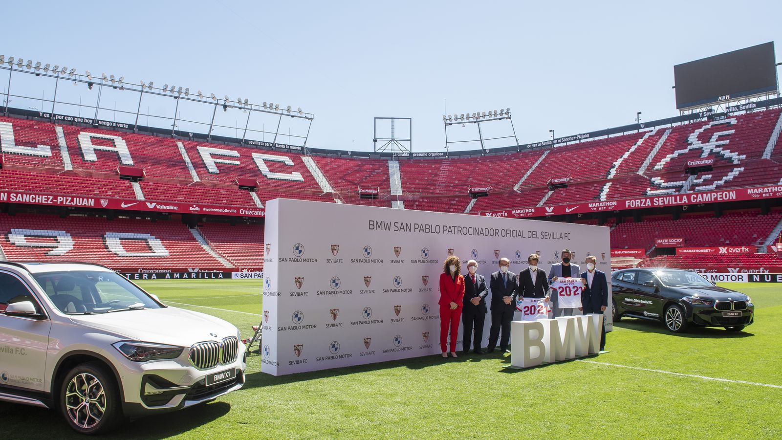 El Ramón Sánchez-Pizjuán fue el incomparable marco elegido para la presentación de la cuarta temporada de colaboración conjunta entre BMW y Sevilla FC.