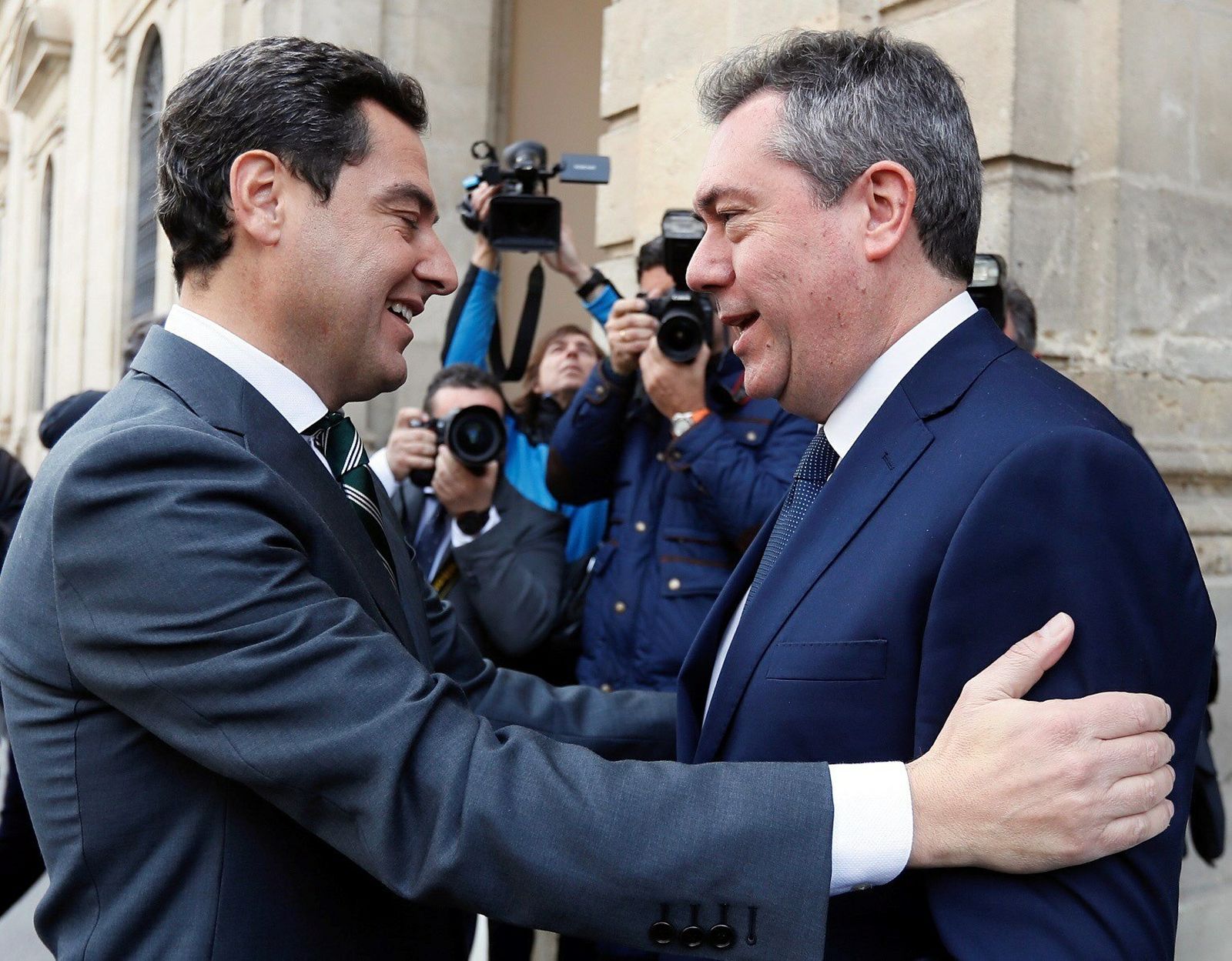 Juanma Moreno con Juan Espadas en un acto en  Sevilla cuando el socialista era aún alcalde.