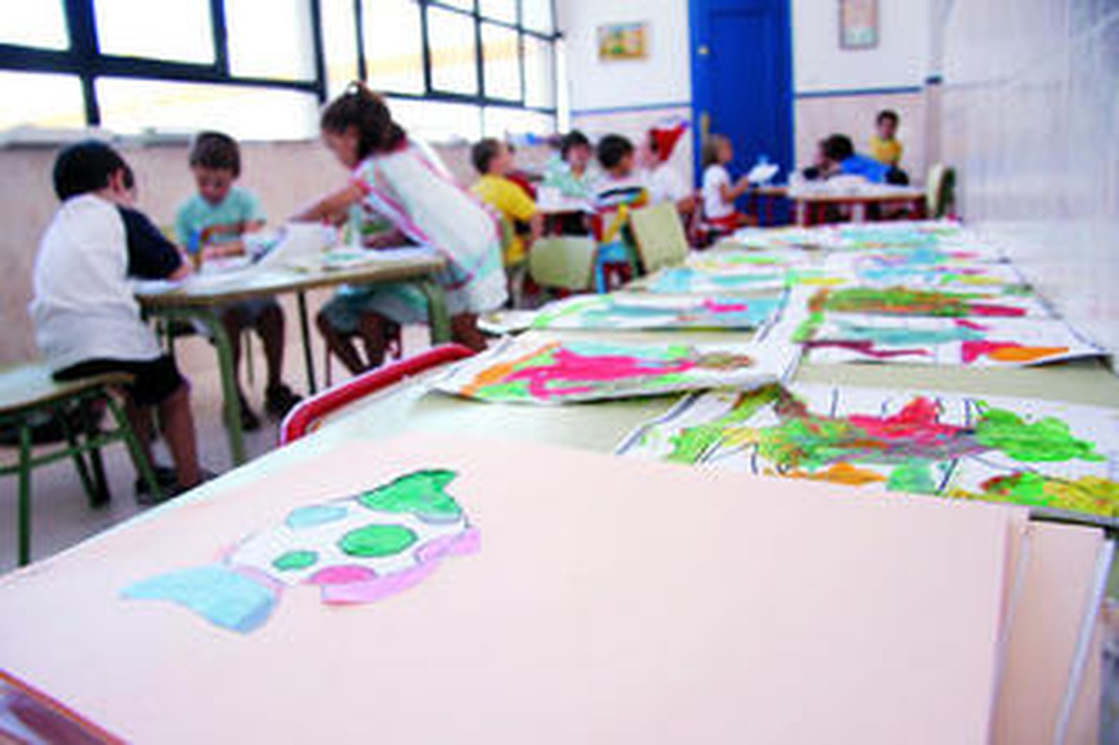 Un grupo de niños participa en un taller de manualidades escolar.