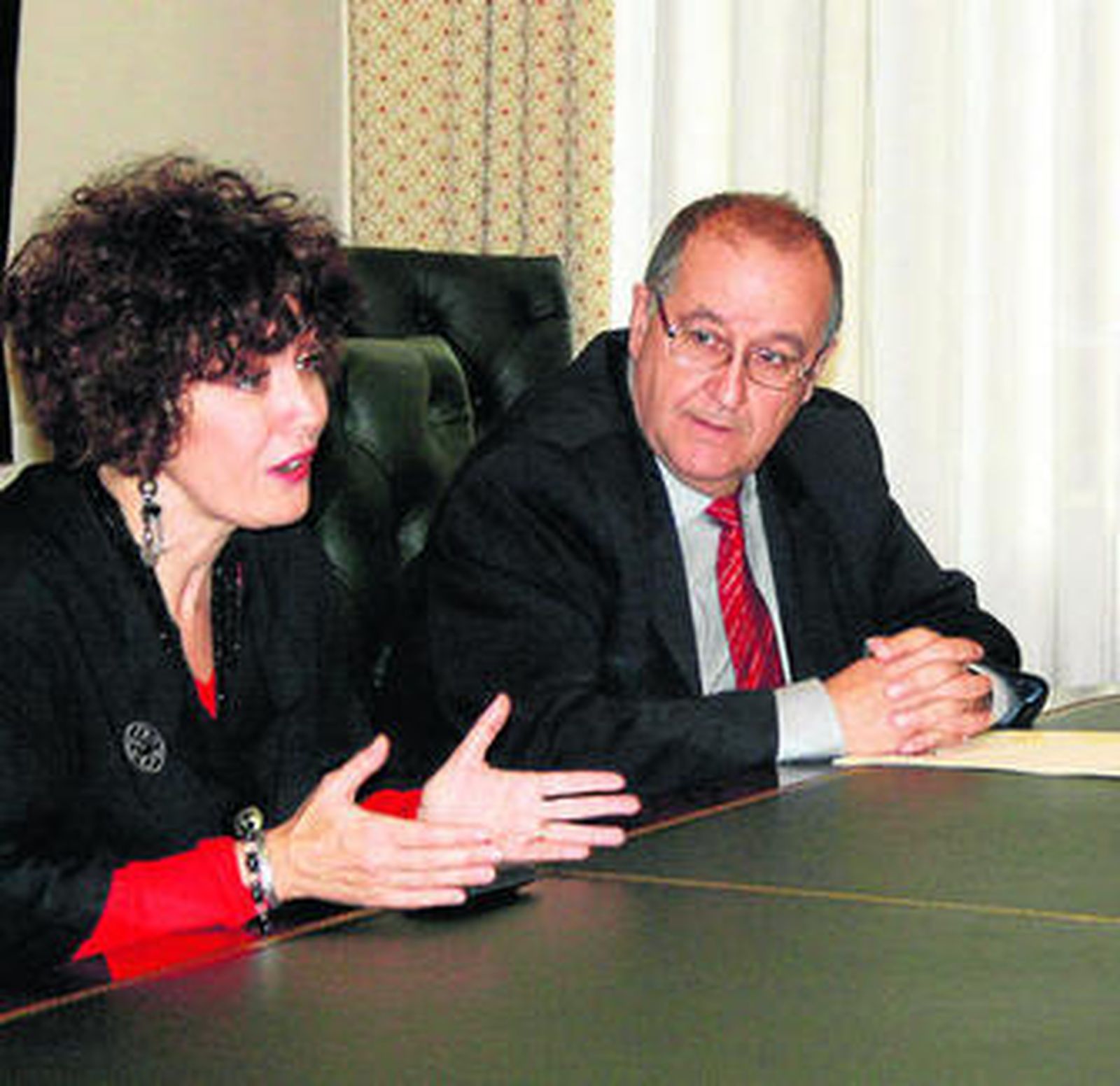 Un momento de la firma del convenio, ayer en el Rectorado.