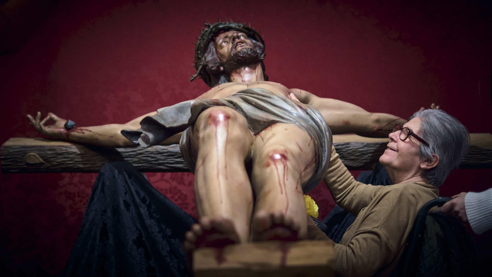 Usuarios de la Residencia Fragela  durante la visita al Cristo de las Sietes Palabras