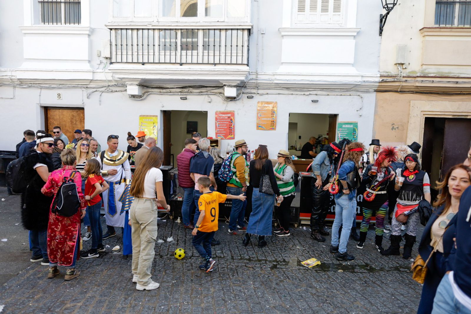 Así vive Cádiz su primer sábado de Carnaval: las imágenes de las batallas de copla y la fiesta en la calle